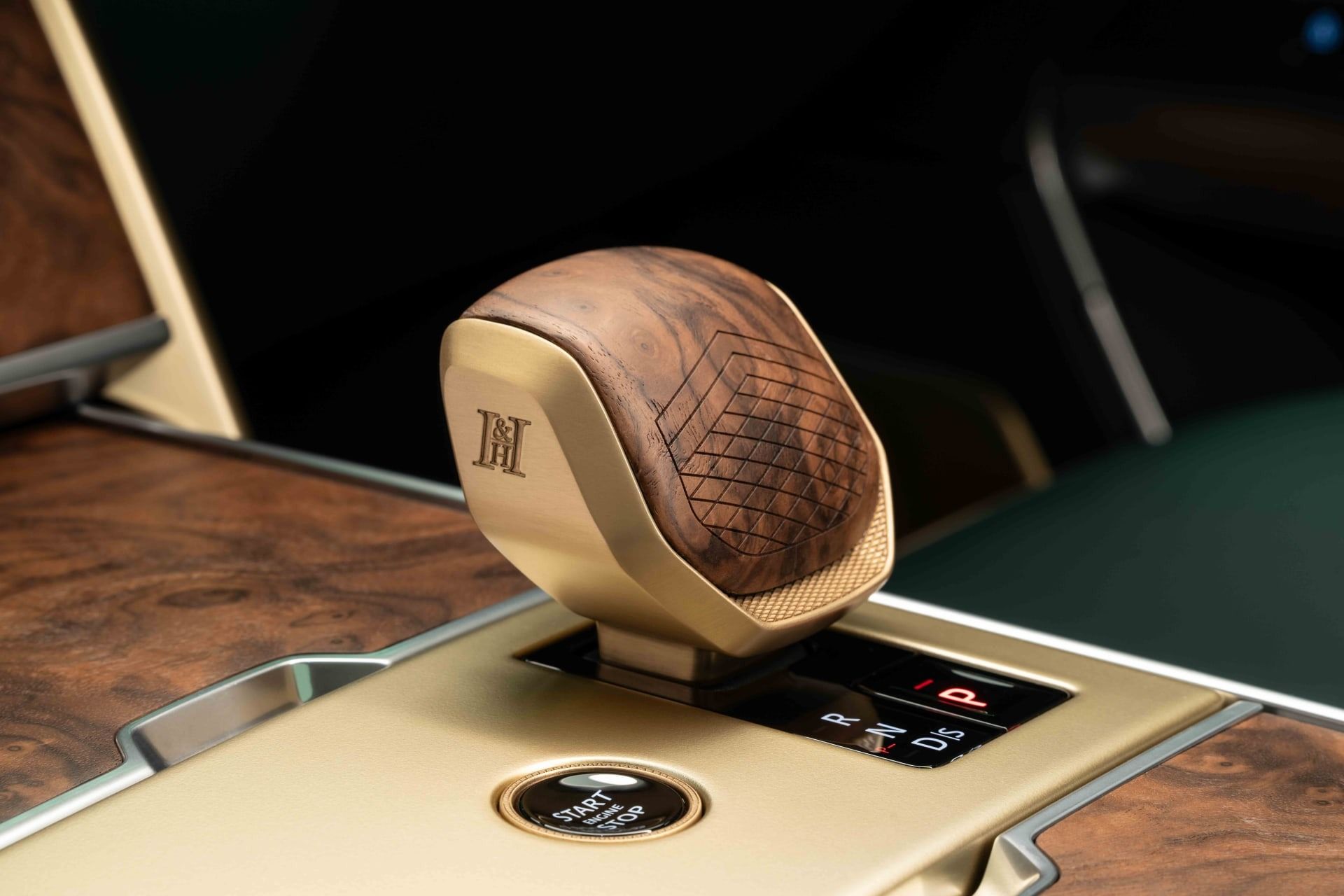 نمای نزدیک دسته‌دنده خودرو رنج روور SV هالند اند هالند