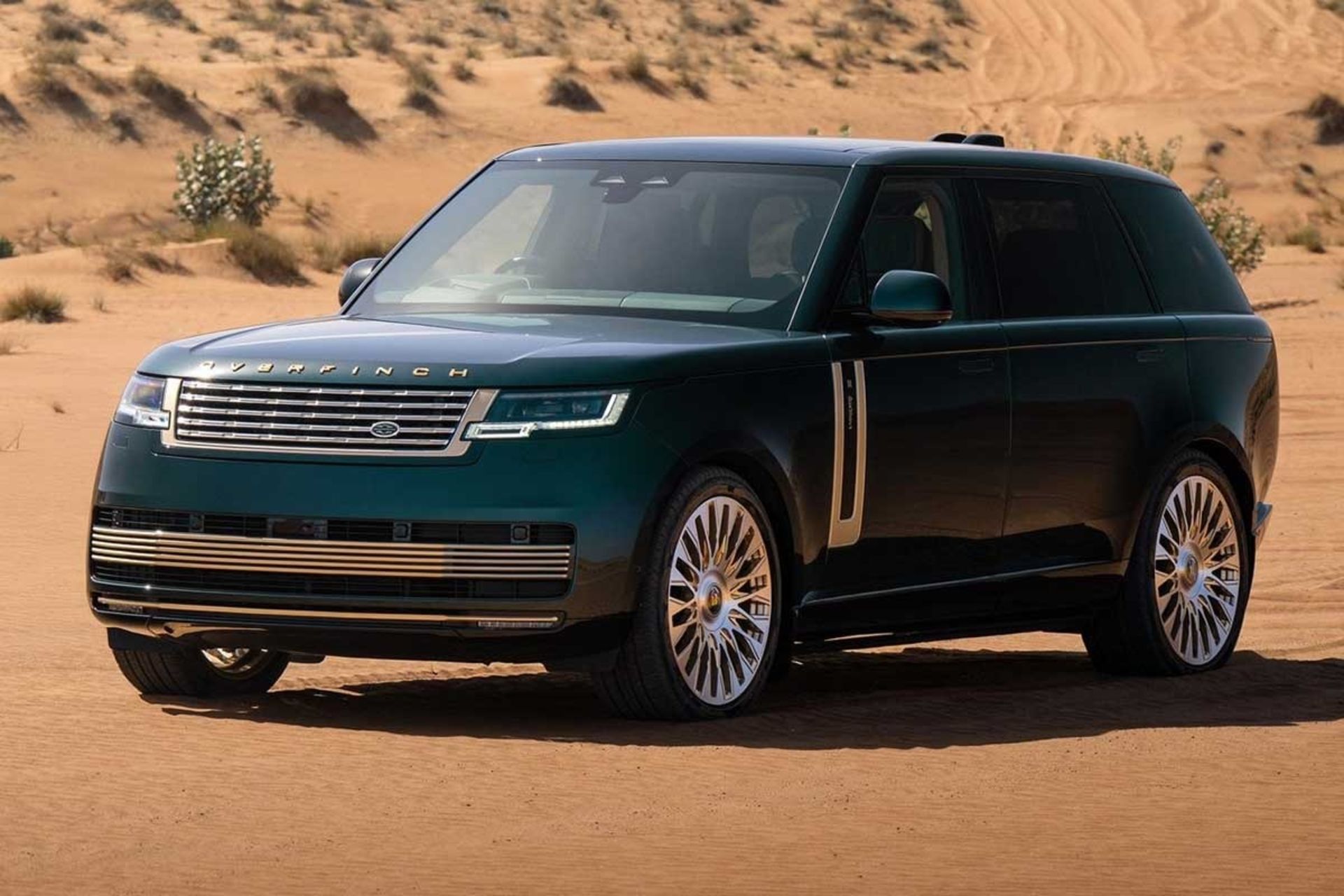 نمای سه‌چهارم جلو خودرو رنج‌روور SV در بیابان