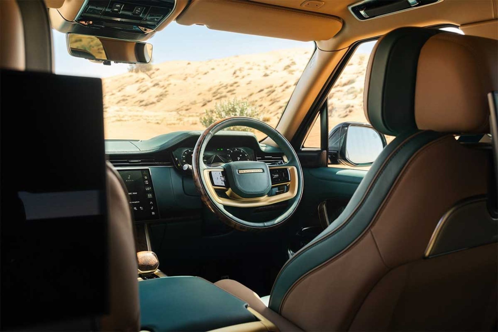 نمای داخل کابین خودرو رنج‌روور SV از نمای نزدیک