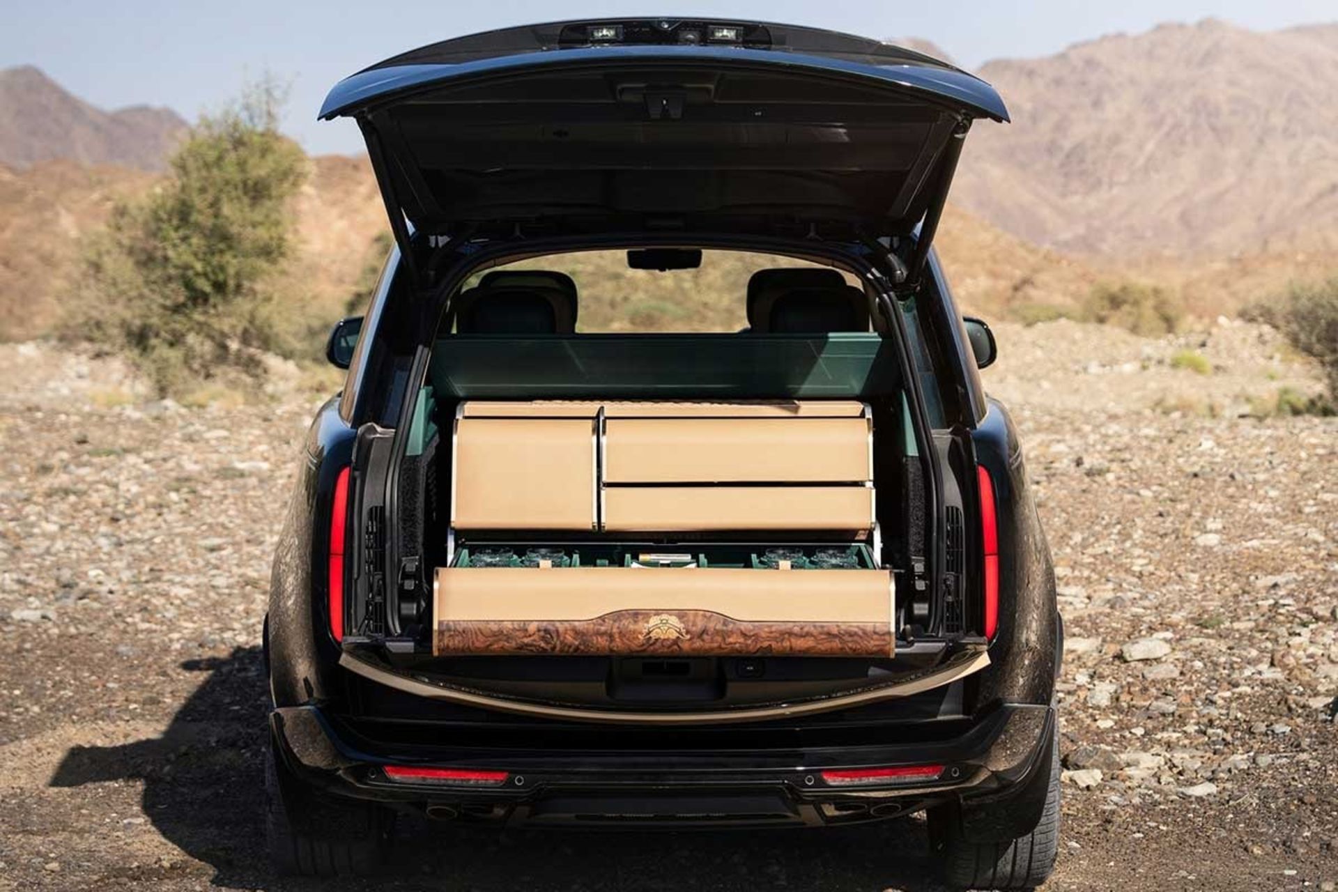 نمای عقب خودرو رنج‌روور SV با صندوق باز در بیابان