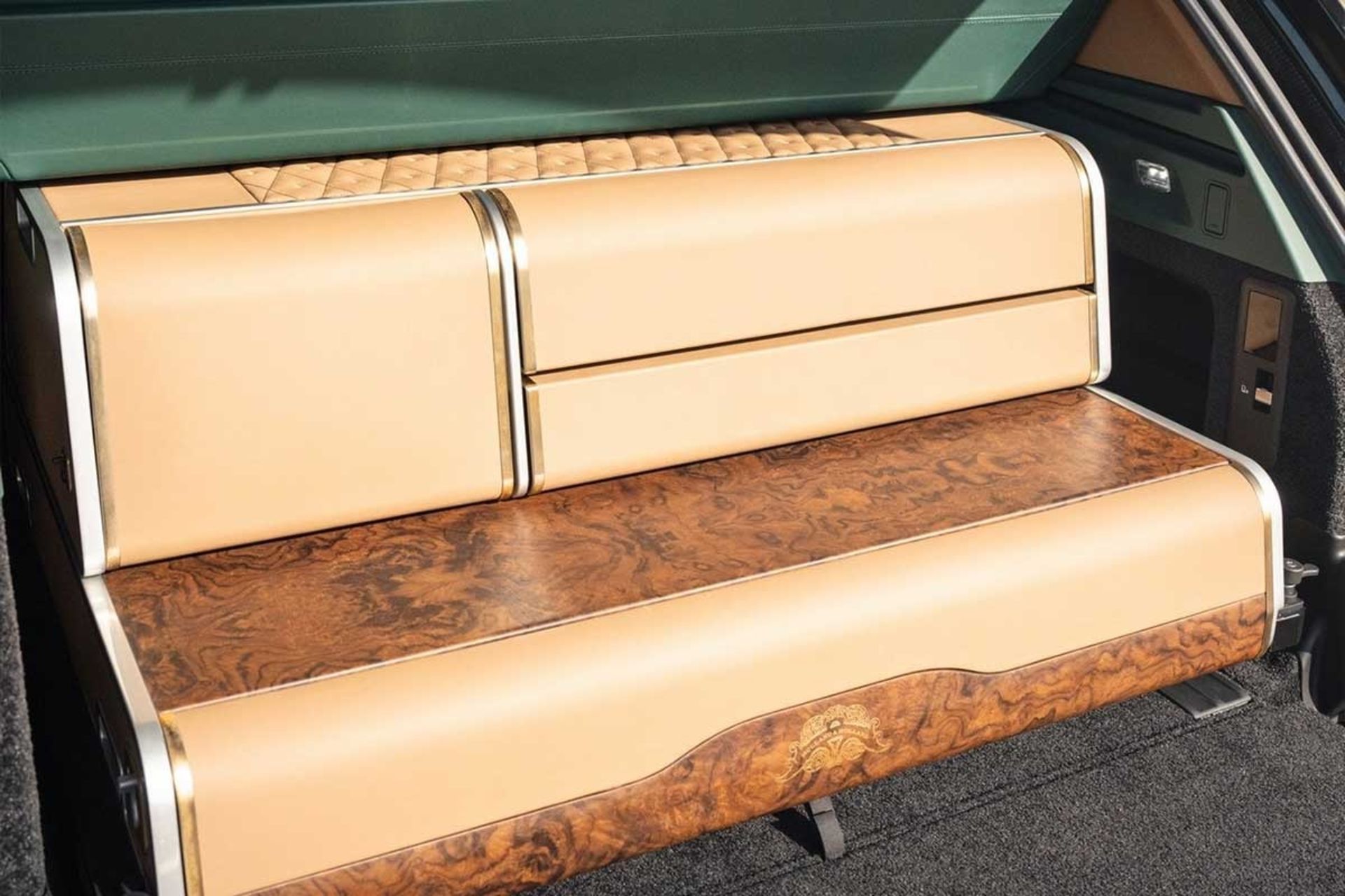 بخش عقب خودرو رنج‌روور SV با صندوق باز 