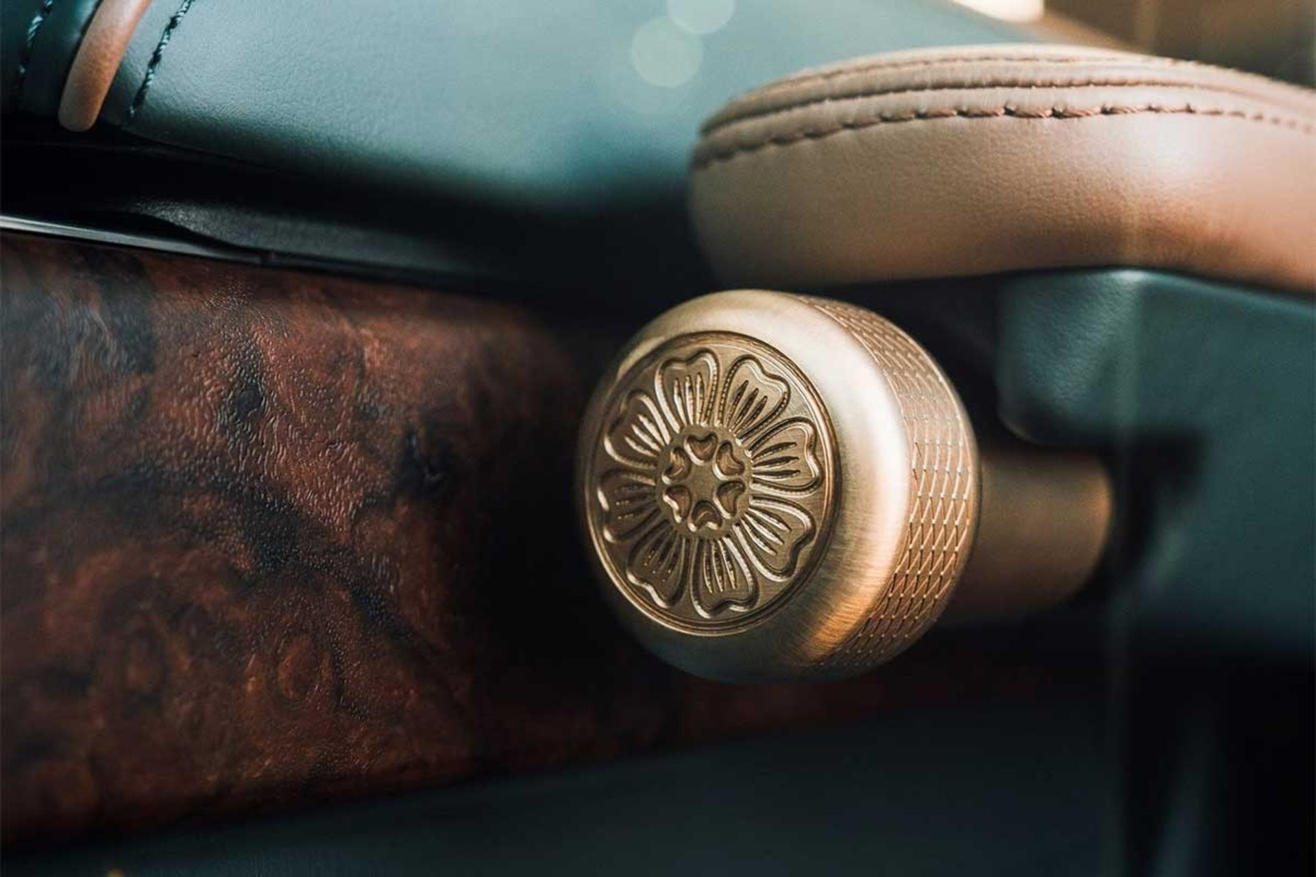 چوب‌کاری خودرو رنج‌روور SV از نمای نزدیک