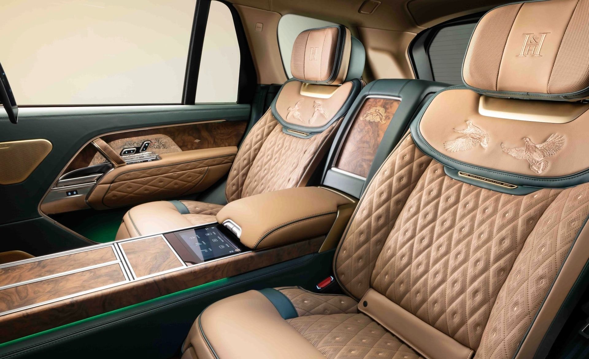 صندلی‌های عقب خودرو رنج روور SV هالند اند هالند