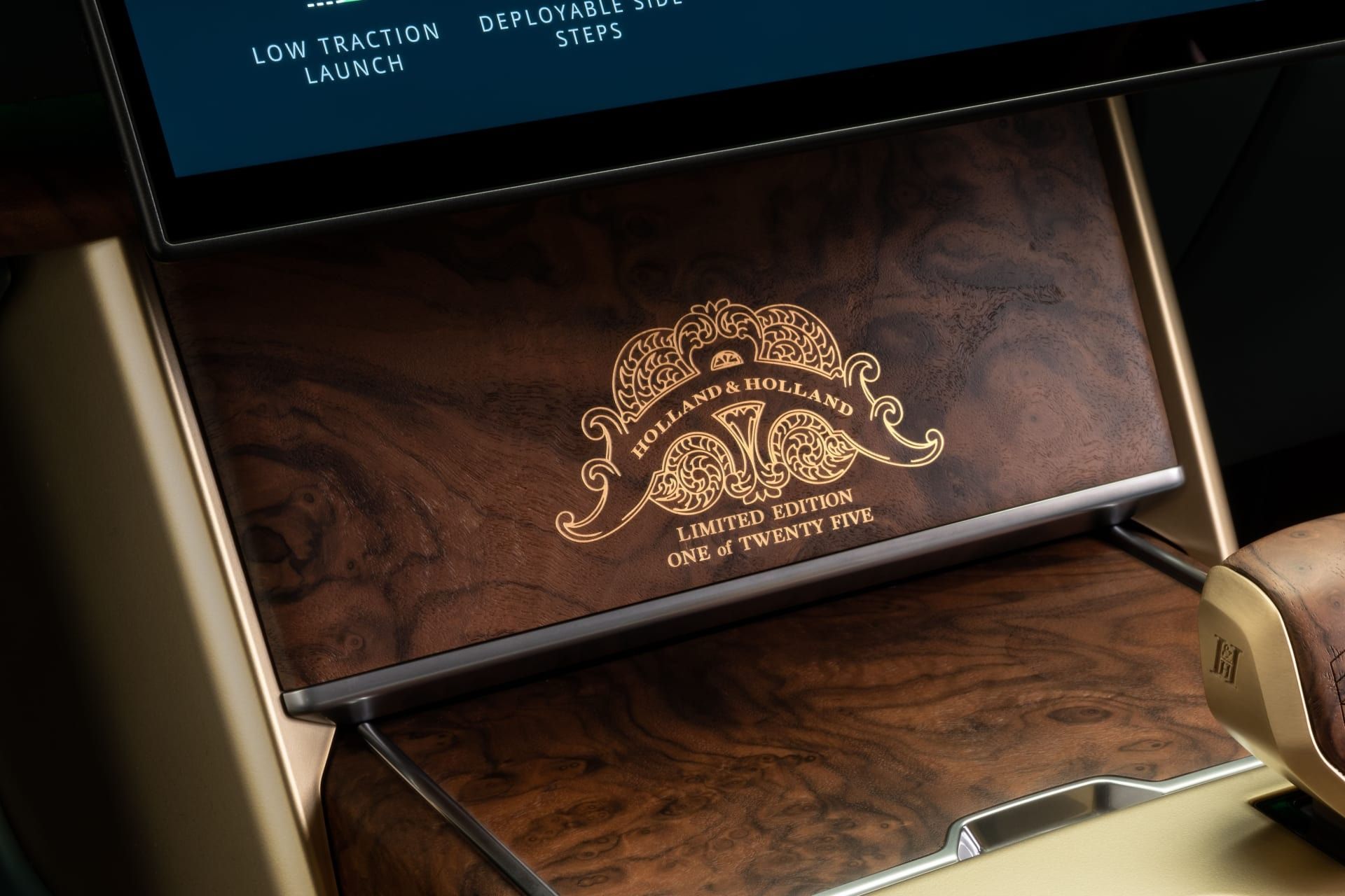 حکاکی روی چوب خودرو رنج روور SV هالند اند هالند