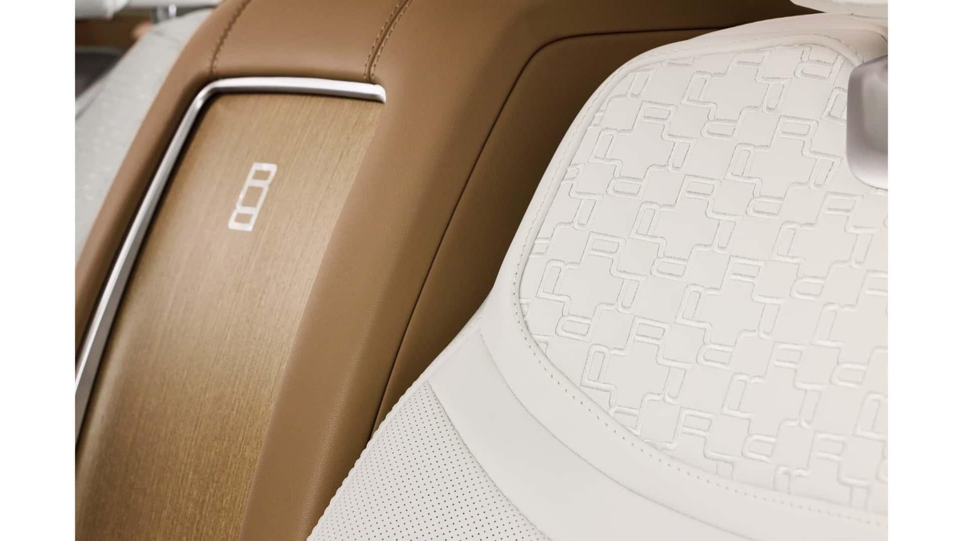 جزئیات کابین و صندلی چرمی خودروی رنج‌روور (Range Rover) با تزئینات چوبی