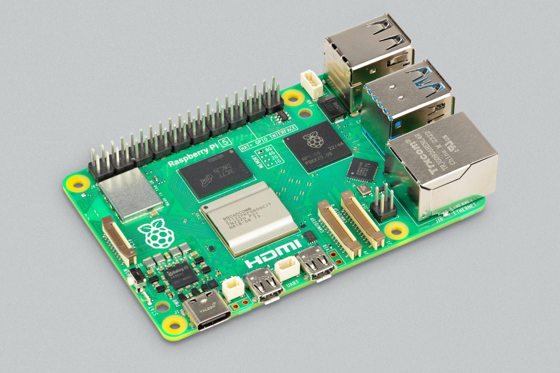 کامپیوتر رزبری پای ۵ / Raspberry Pi 5 از نمای بالا