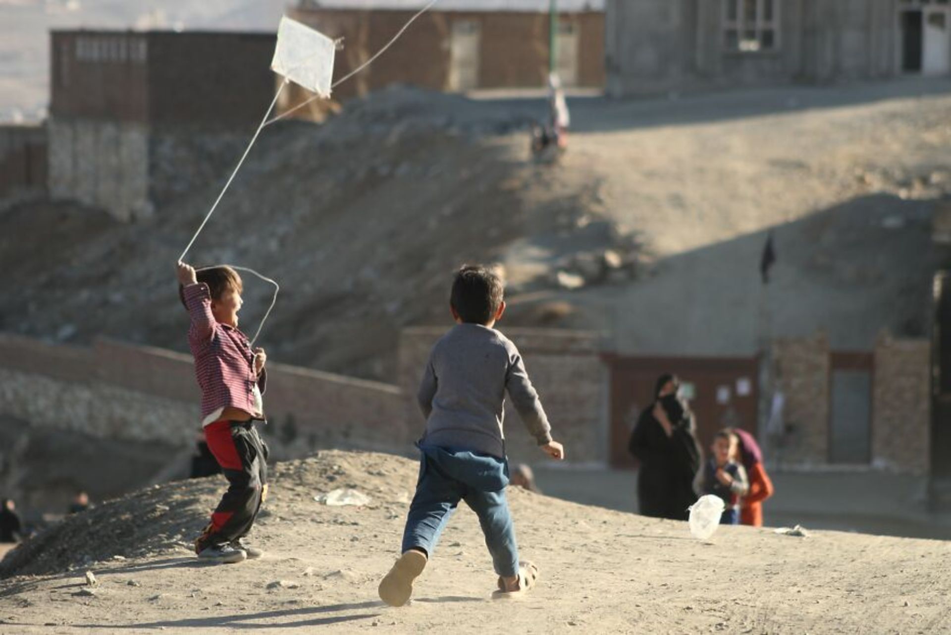 بادبادک باز | کودک افغان در حال بادبادکبازی