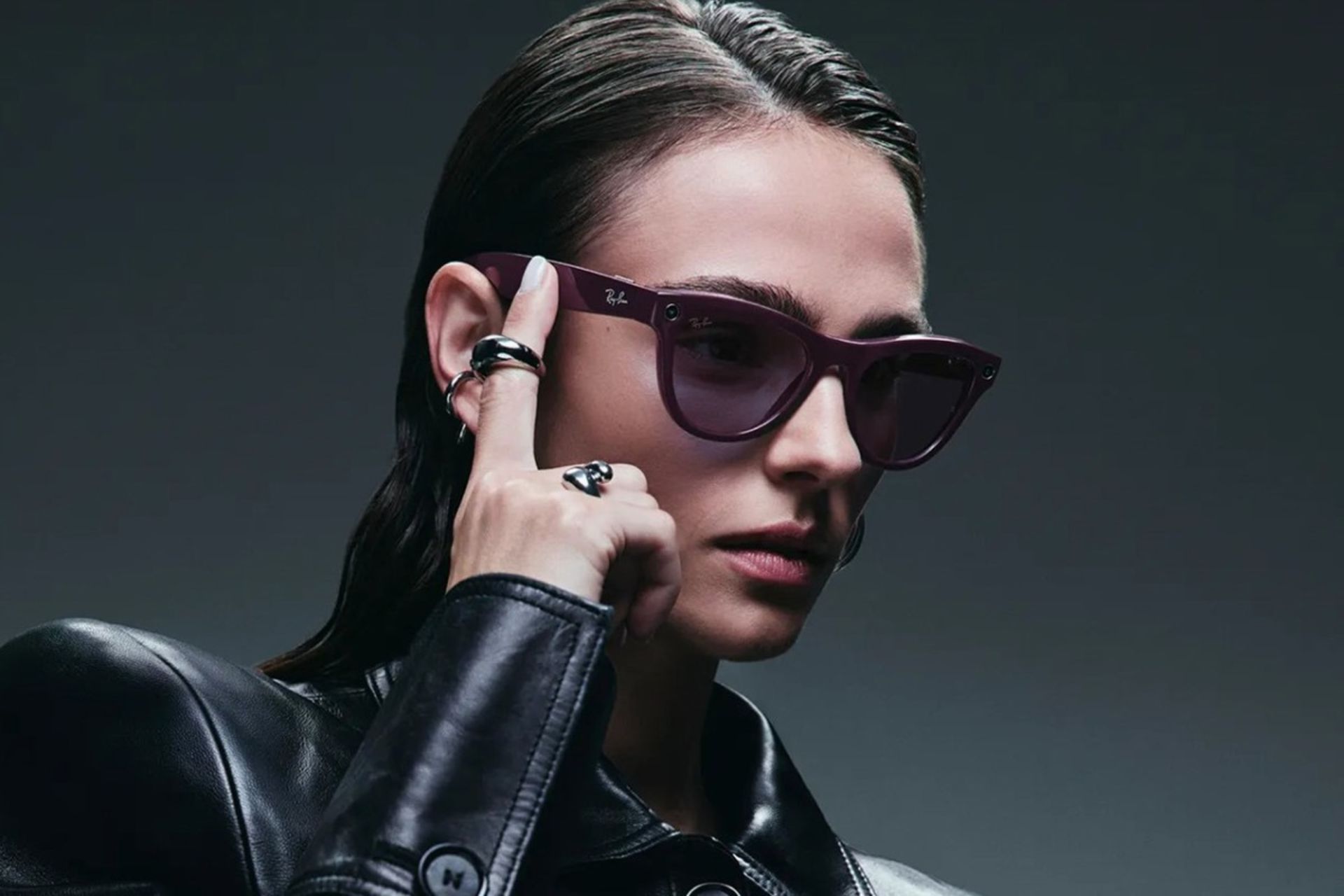 نسل دوم عینک ری‌بن متا روی صورت یک زن جوان