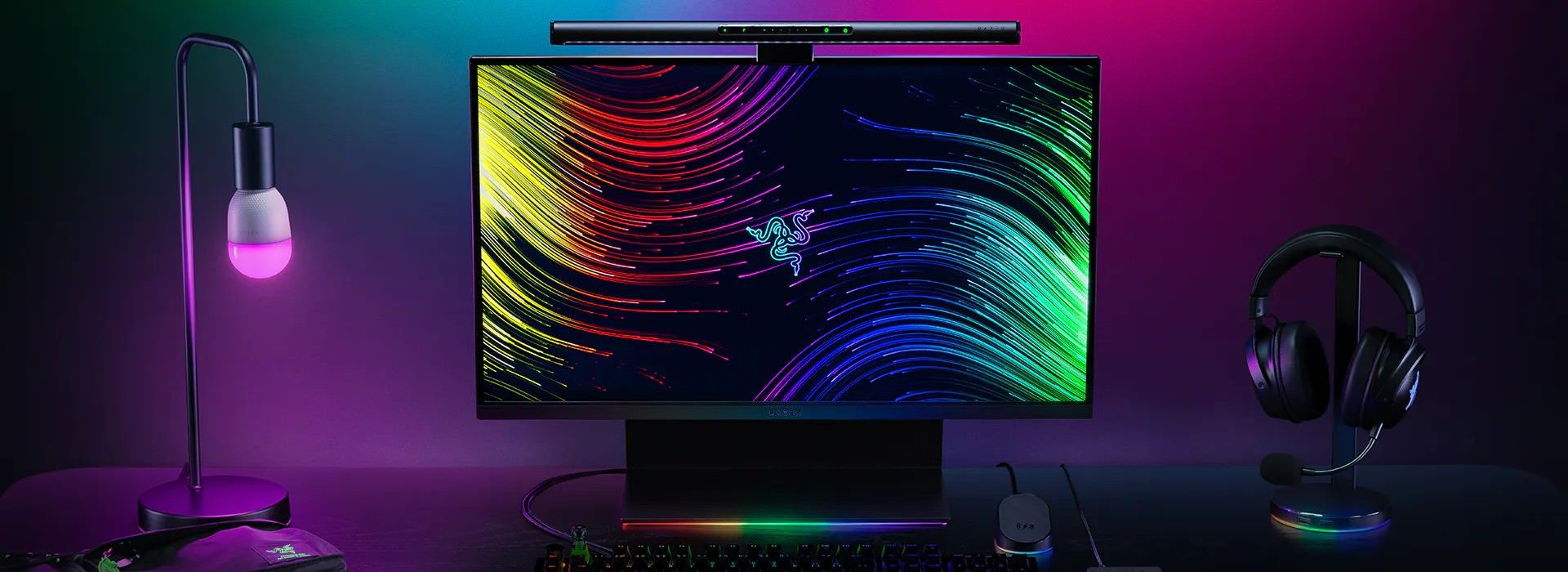 لایت‌بار Razer Aether در ستاپ گیمینگ روشن