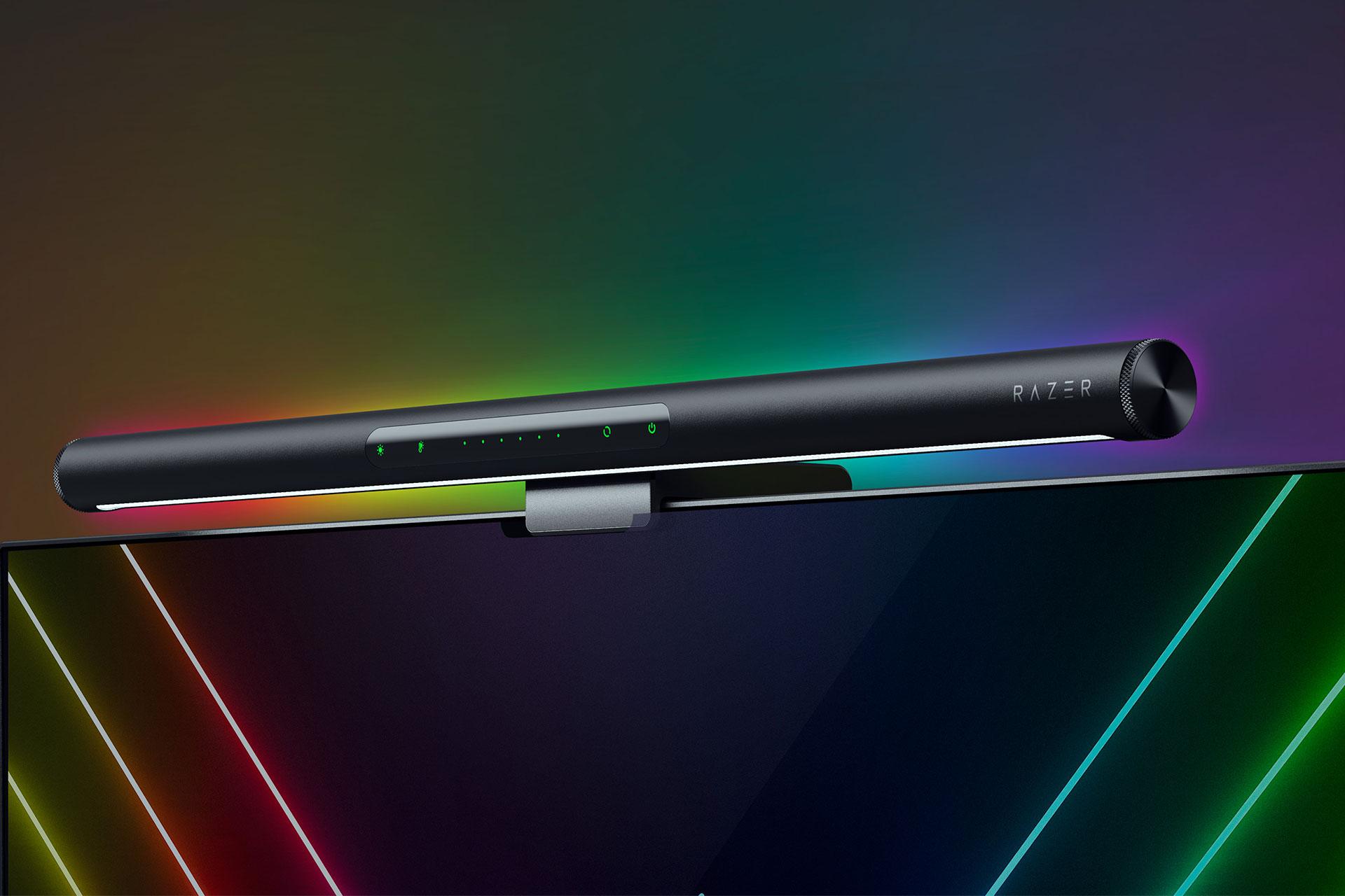 لایت‌بار Razer Aether در ستاپ گیمینگ روی مانیتور از نمای نزدیک