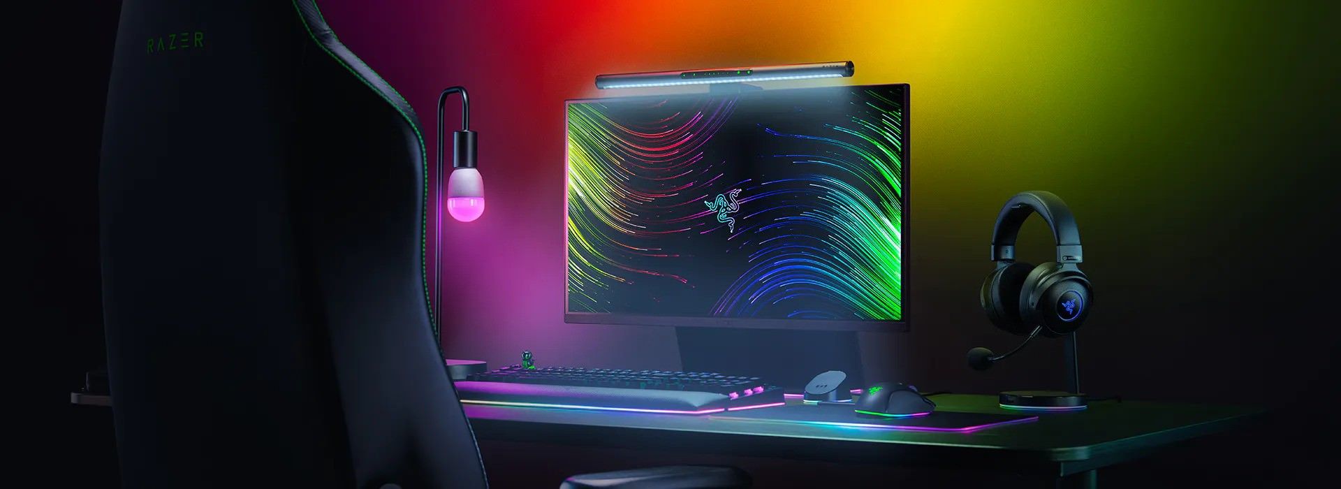 لایت‌بار Razer Aether روی مانیتور گیمینگ در ستاپ گیمینگ