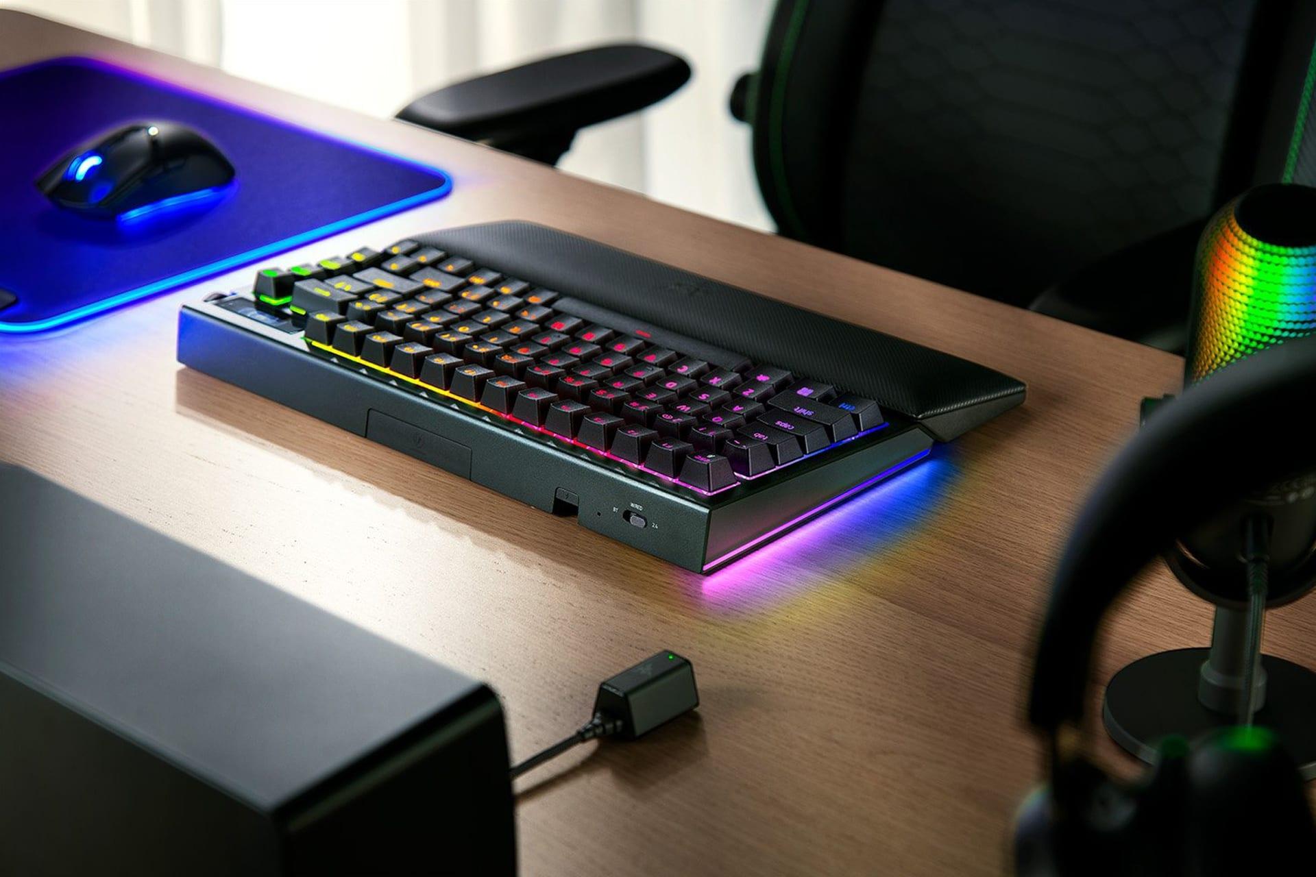 کیبورد ریزر Razer BlackWidow V4 Pro 75 از نمای کناری