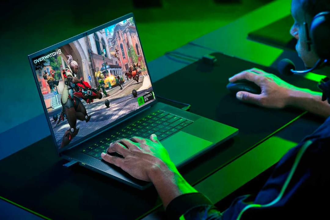 گیمر در حال بازی با لپ تاپ ریزر بلید ۲۰۲۴ / Razer Blade 2024