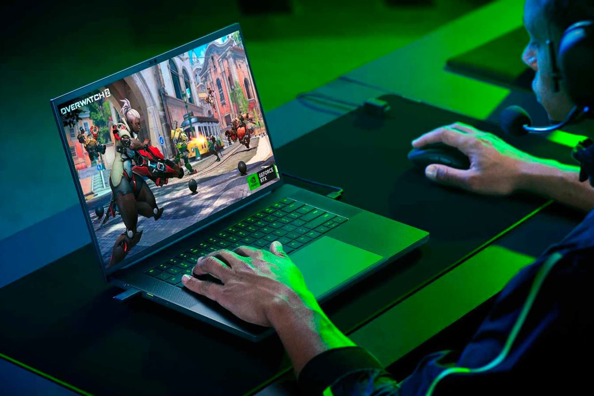 گیمر در حال بازی با لپ تاپ ریزر بلید ۲۰۲۴ / Razer Blade 2024