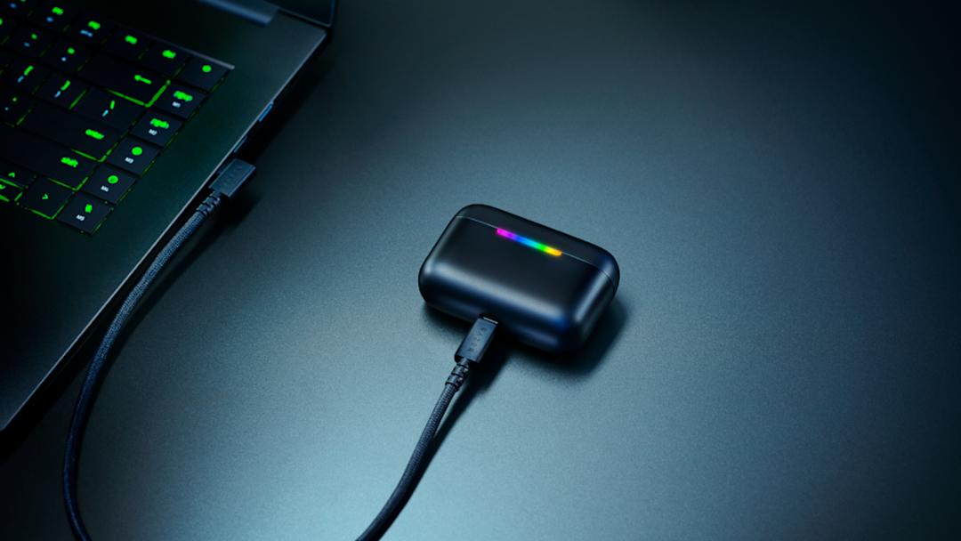 کیس شارژ ایرباد ریزر Hammerhead V3 HyperSpeed روی میز از نمای نزدیک
