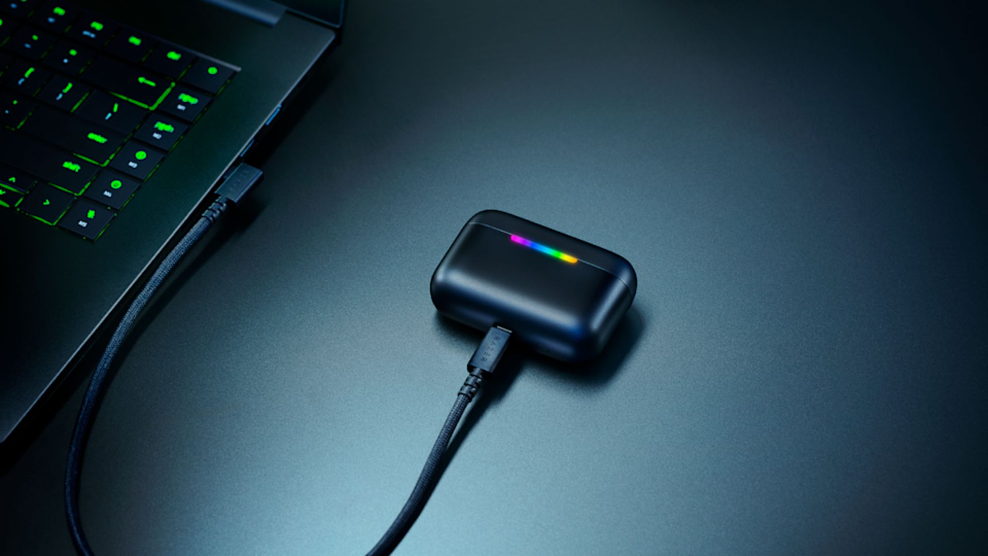 کیس شارژ ایرباد ریزر Hammerhead V3 HyperSpeed روی میز از نمای نزدیک