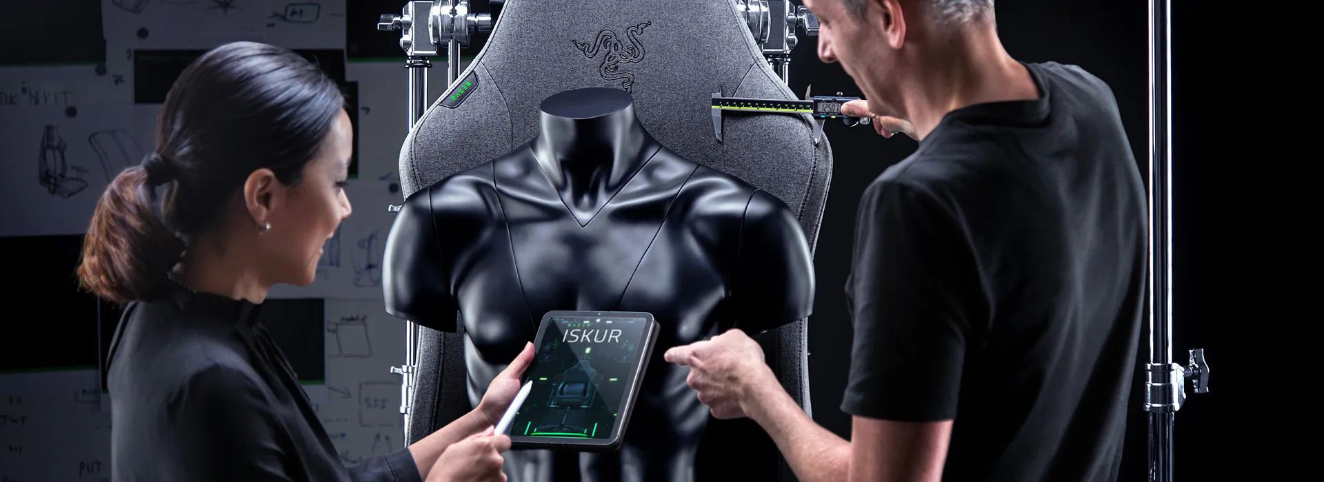 مهندسان ریزر درحال تست صندلی گیمینگ ایسکور V2