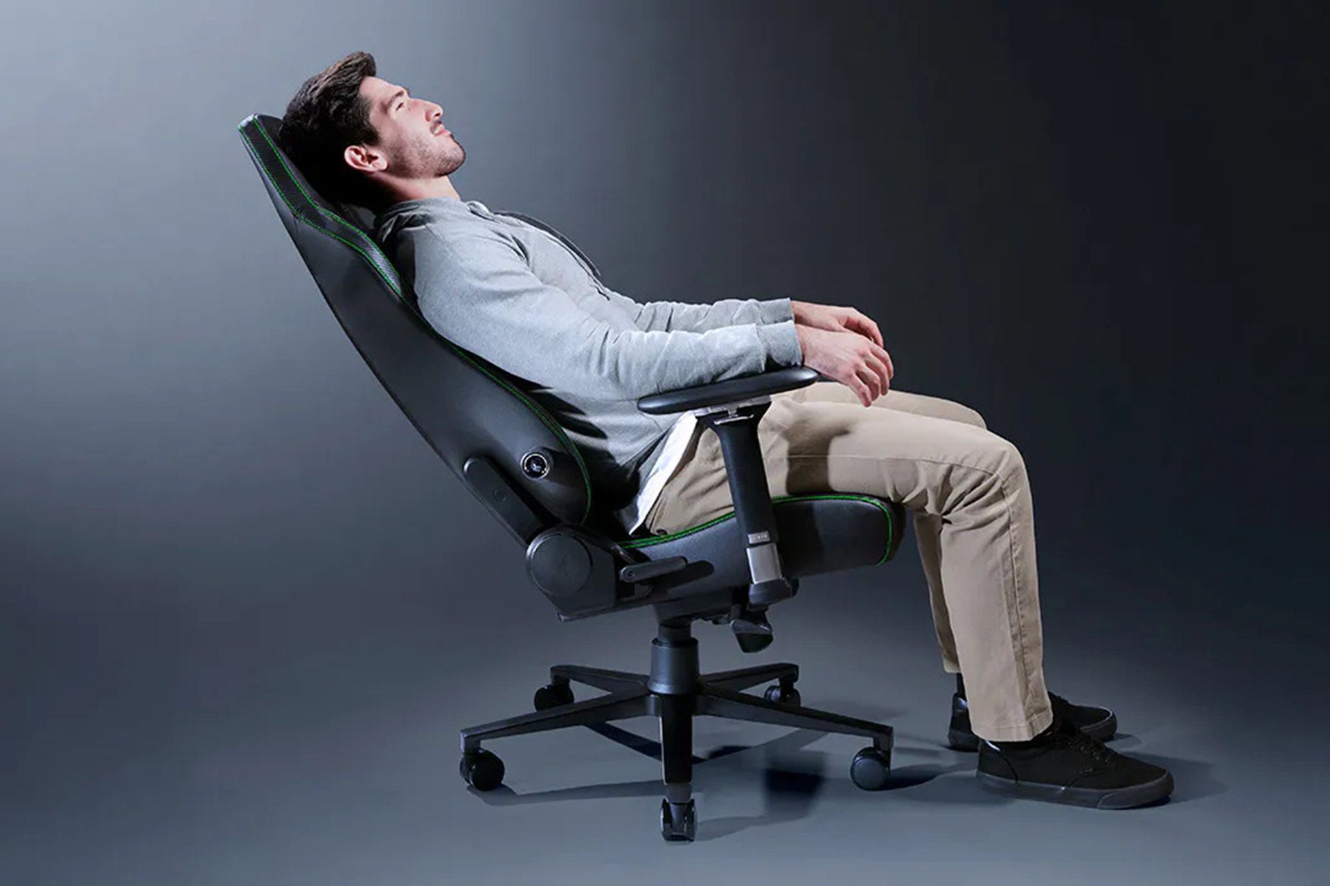 یک شخص که روی صندلی گیمینگ ایسکور V2 نشسته و با صندلی به عقب خم شده