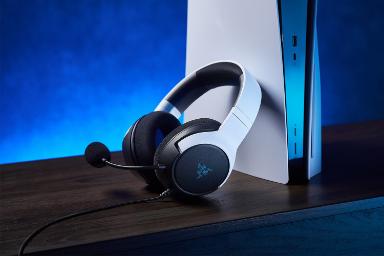 هدست گیمینگ ریزر Kaira X نسخه پلی استیشن / Razer Kaira X for PlayStation در کنار کنسول PS5