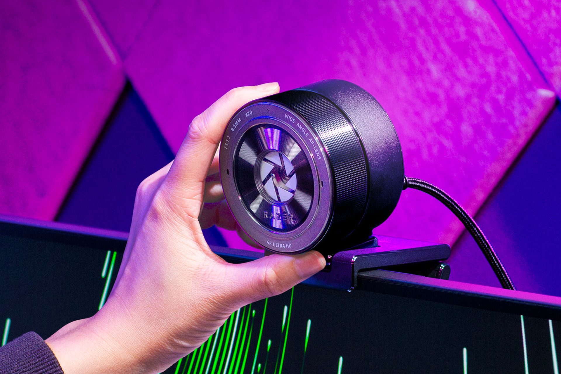 وب کم ریزر Razer Kiyo Pro Ultra در دست