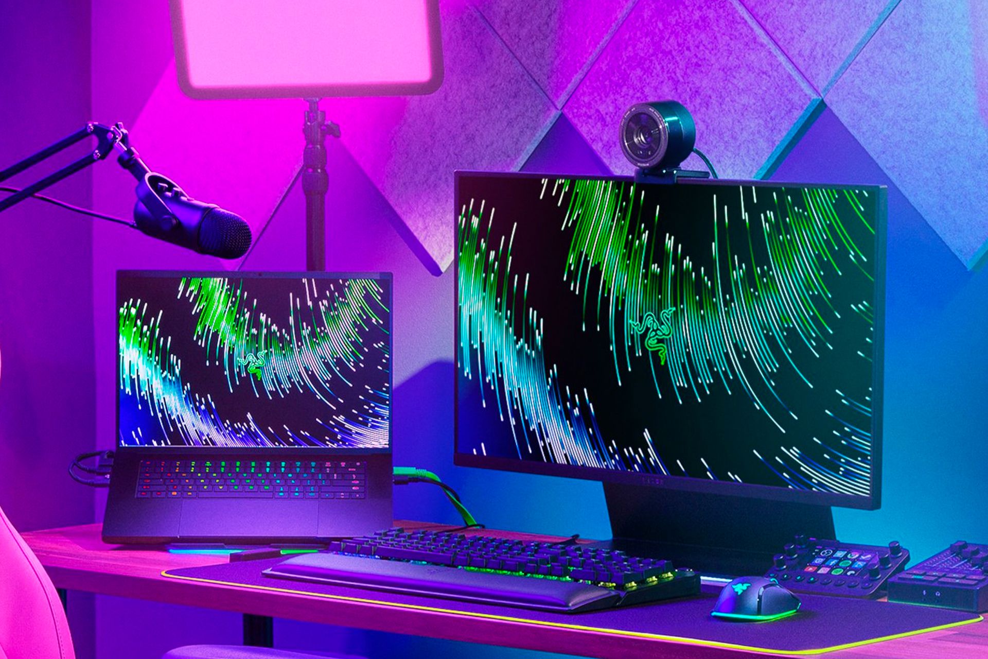 وب کم ریزر Razer Kiyo Pro Ultra روی مانیتور