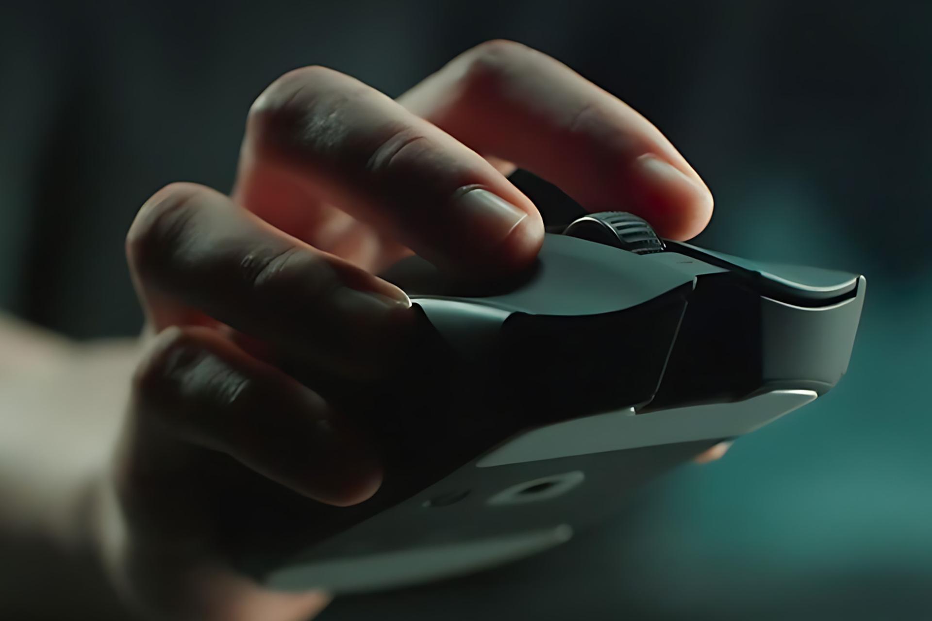 ابعاد ماوس ریزر Razer Viper V3 Pro در دست