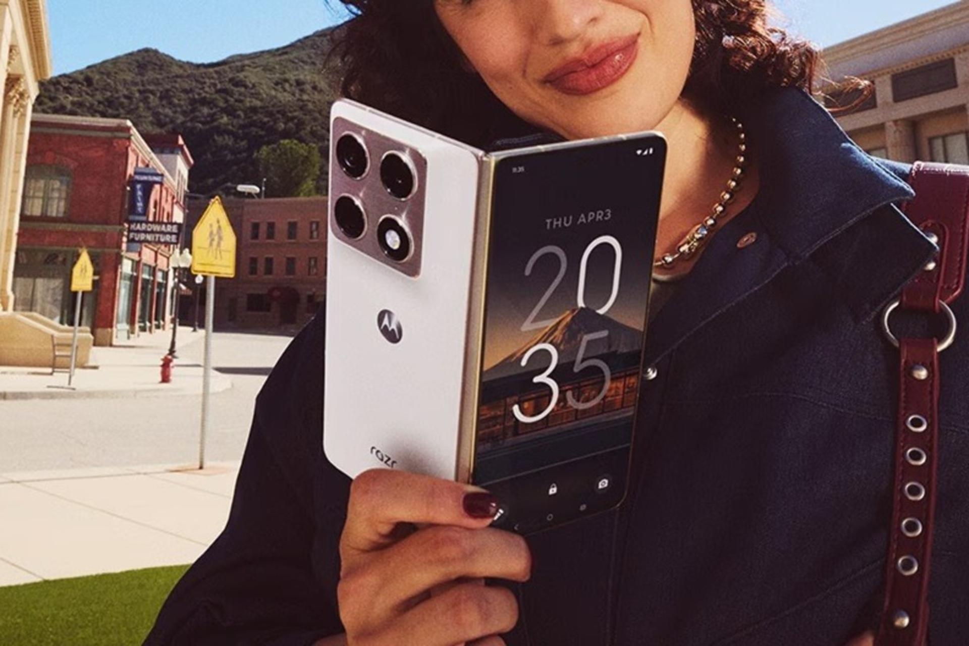 پنل پشت گوشی موتورولا ریزر فولد در دست یک دختر جوان