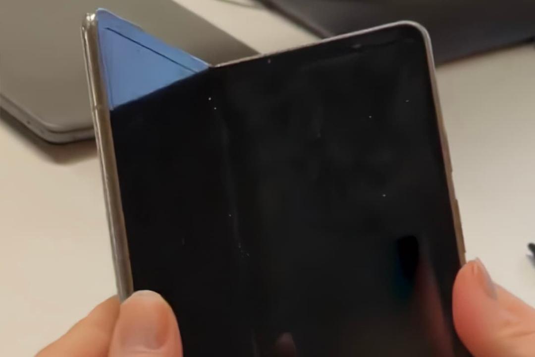 نمایشگر اصلی پیکسل فولد گوگل / Pixel Fold در دست