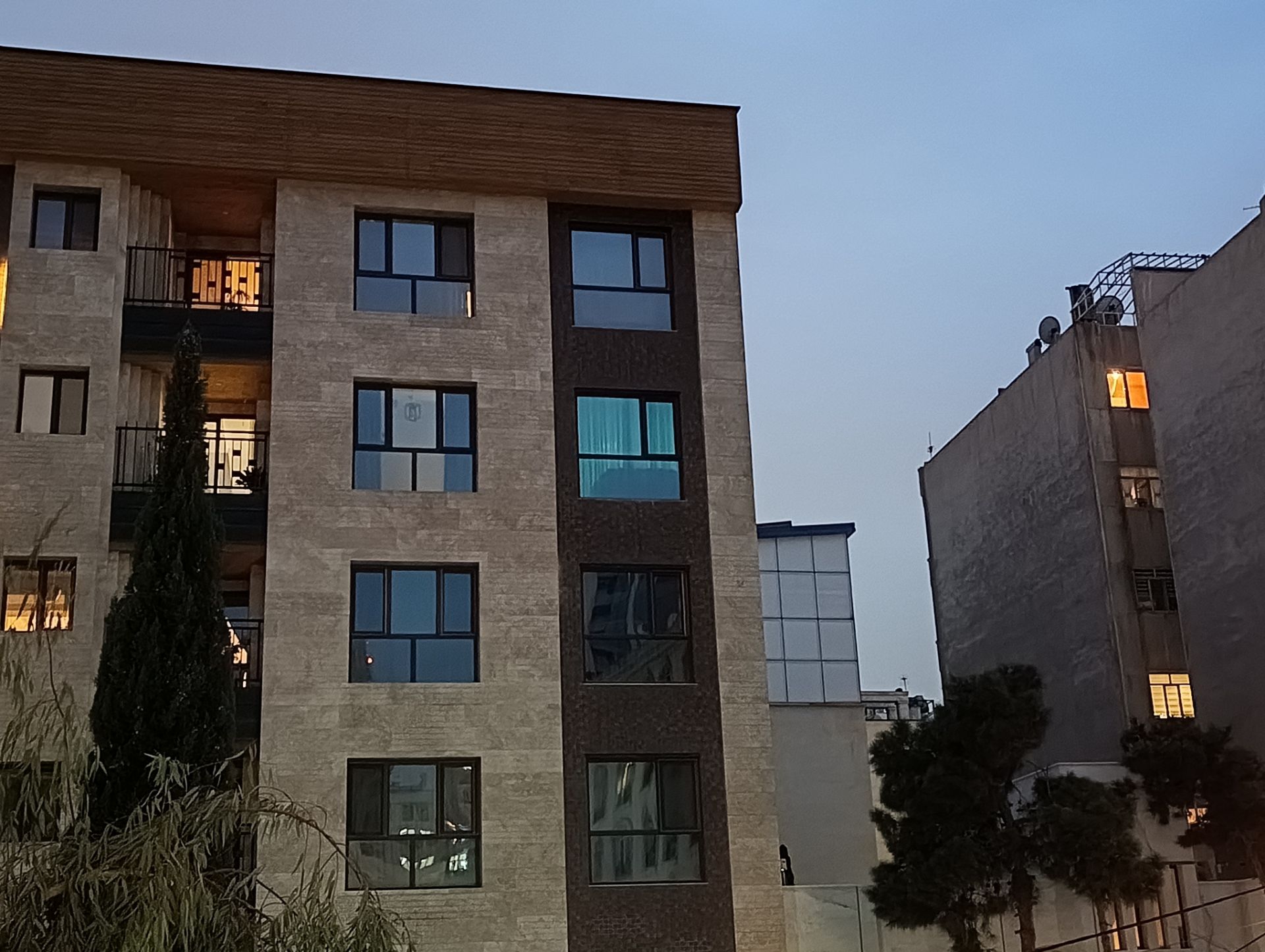 ساختمان‌های جردن در هوای گرگ و میش شب