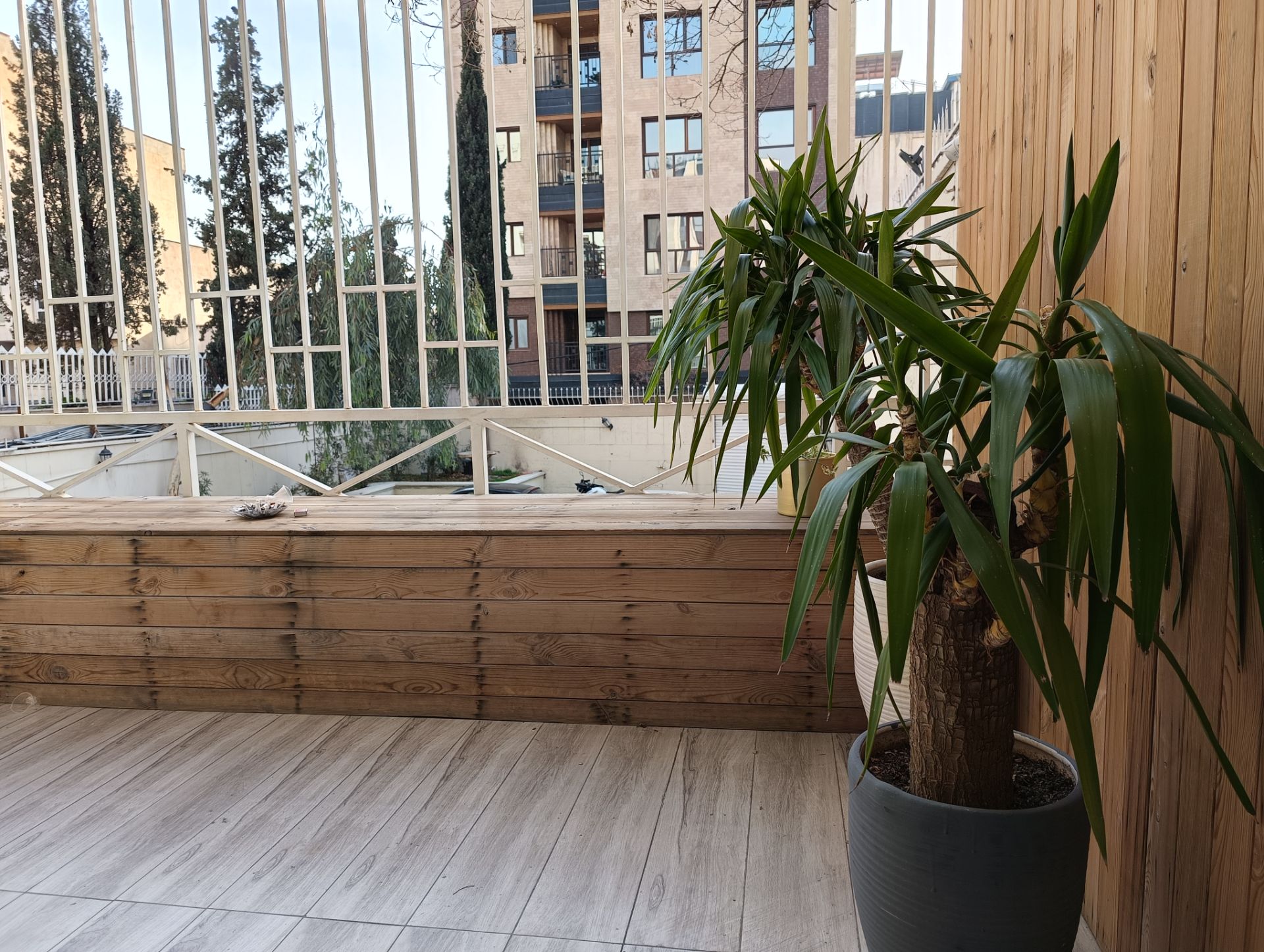 گلدان‌های روی تراس