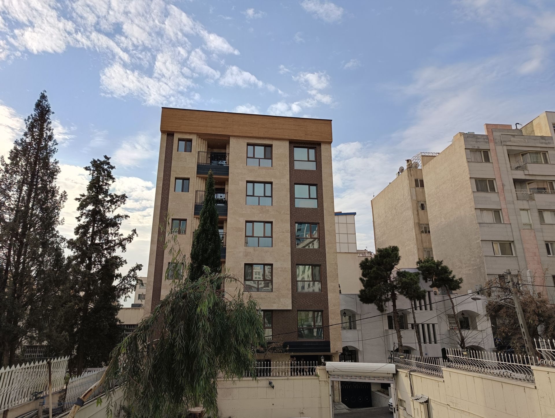 عکس از ساختمانی در جردن در یک روز آفتابی