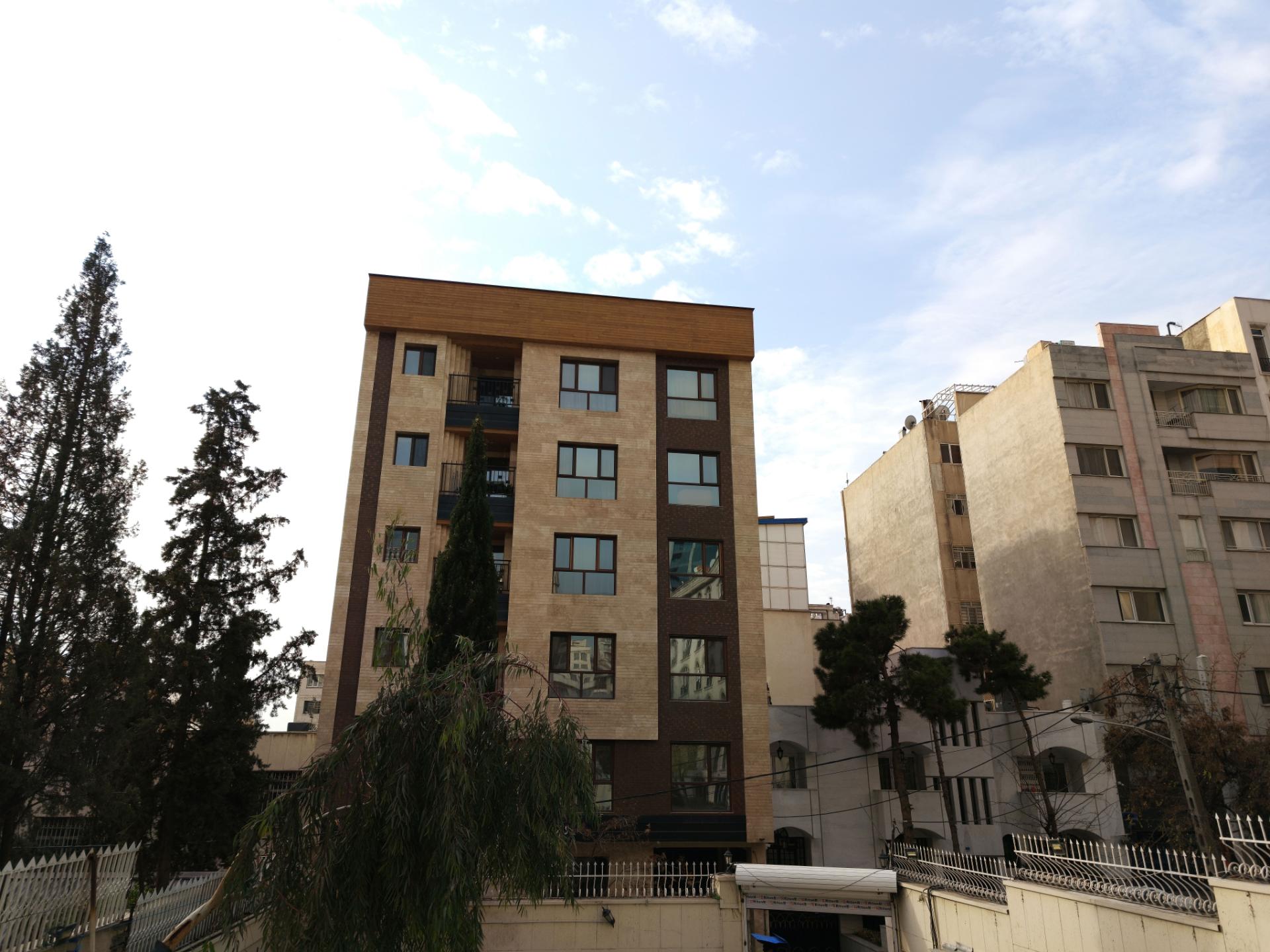 عکس از ساختمانی در جردن در یک روز آفتابی