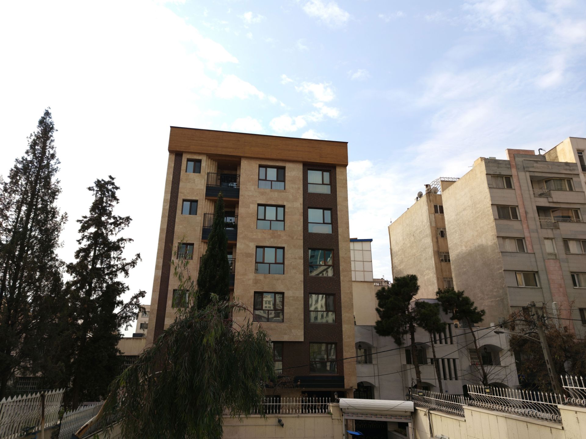 عکس از ساختمانی در جردن در یک روز آفتابی