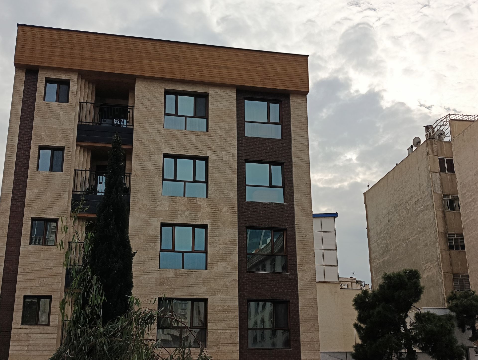 نمای نزدیک از ساختمانی در نزدیکی دفتر زومیت