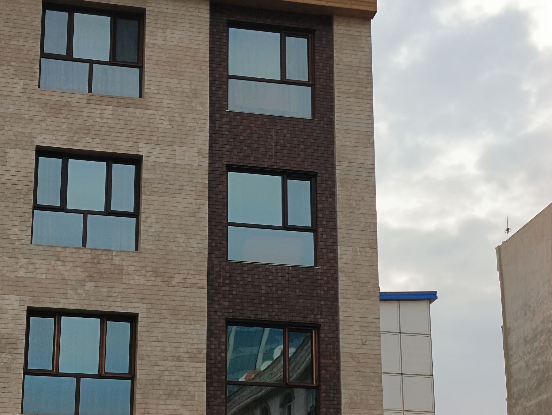 نمای نزدیک از ساختمانی در نزدیکی دفتر زومیت