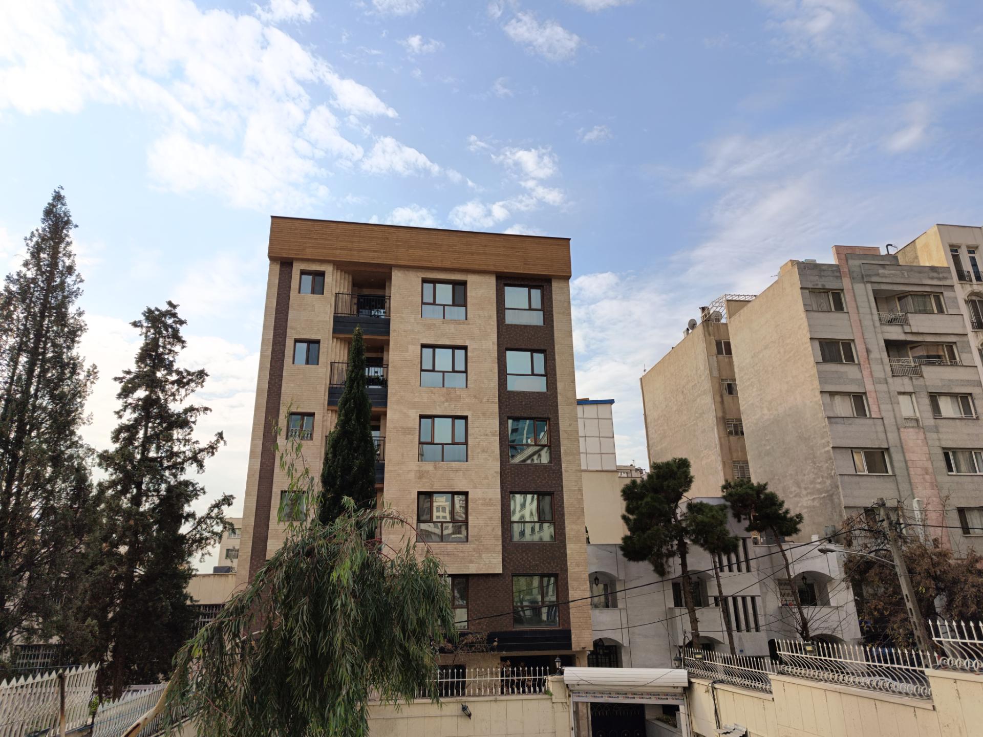 عکس از ساختمانی در جردن در یک روز آفتابی