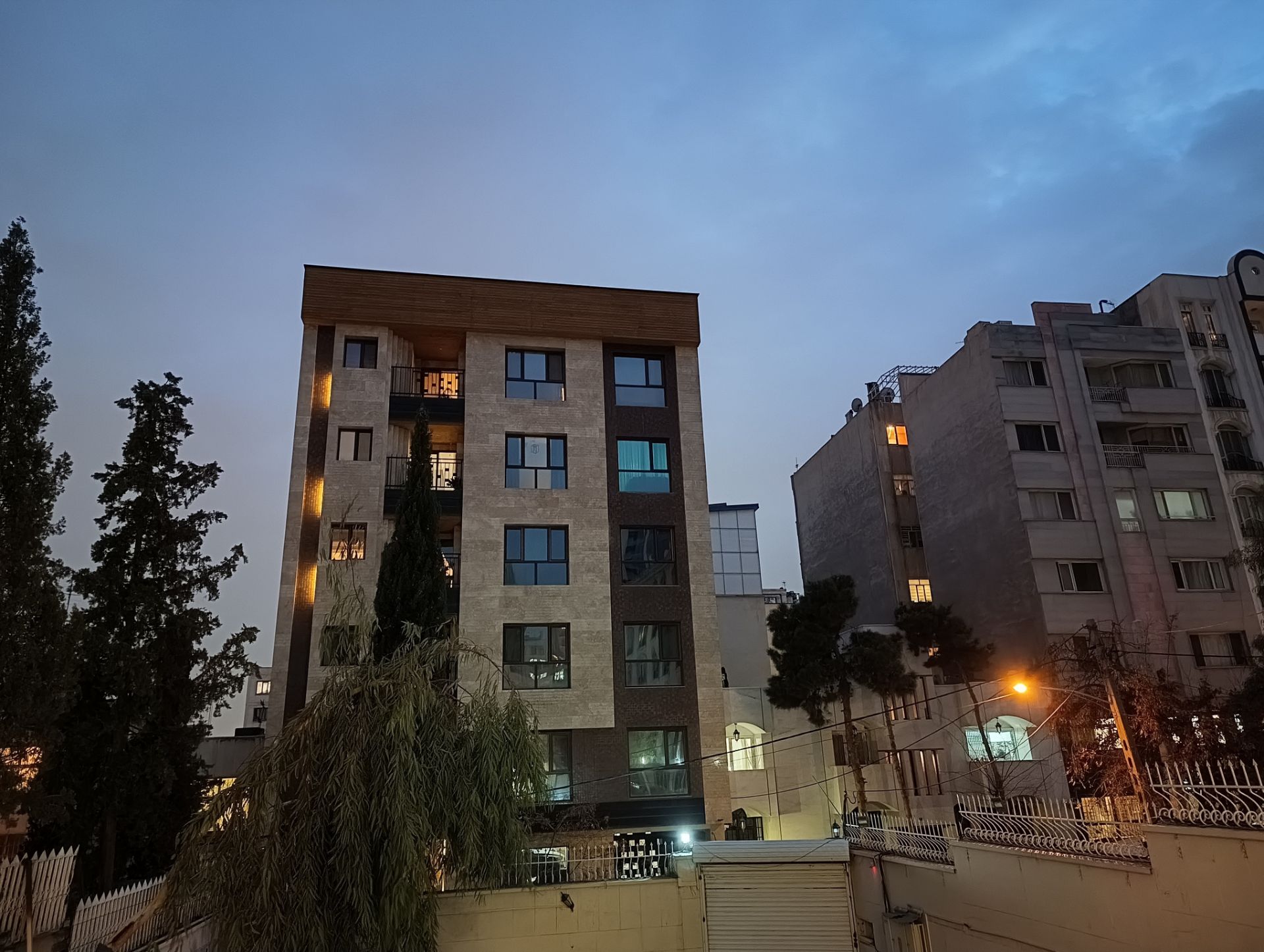 ساختمان‌های جردن در هوای گرگ و میش شب