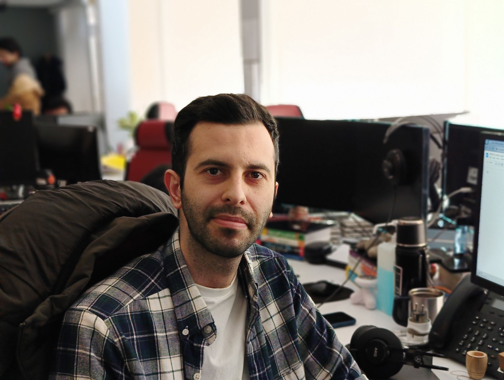 عکس پرتره بهزاد در دفتر زومیت