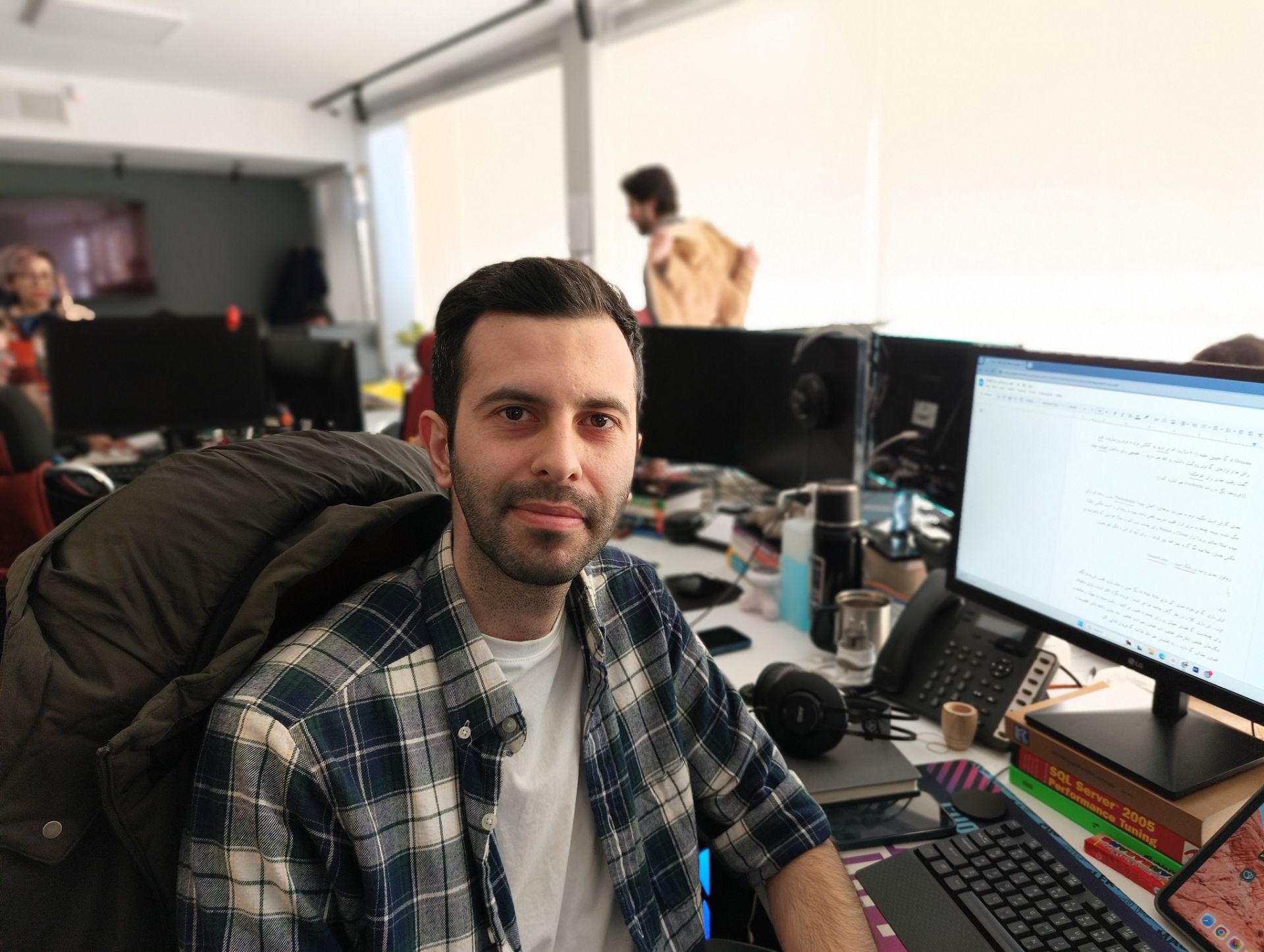 عکس پرتره بهزاد در دفتر زومیت