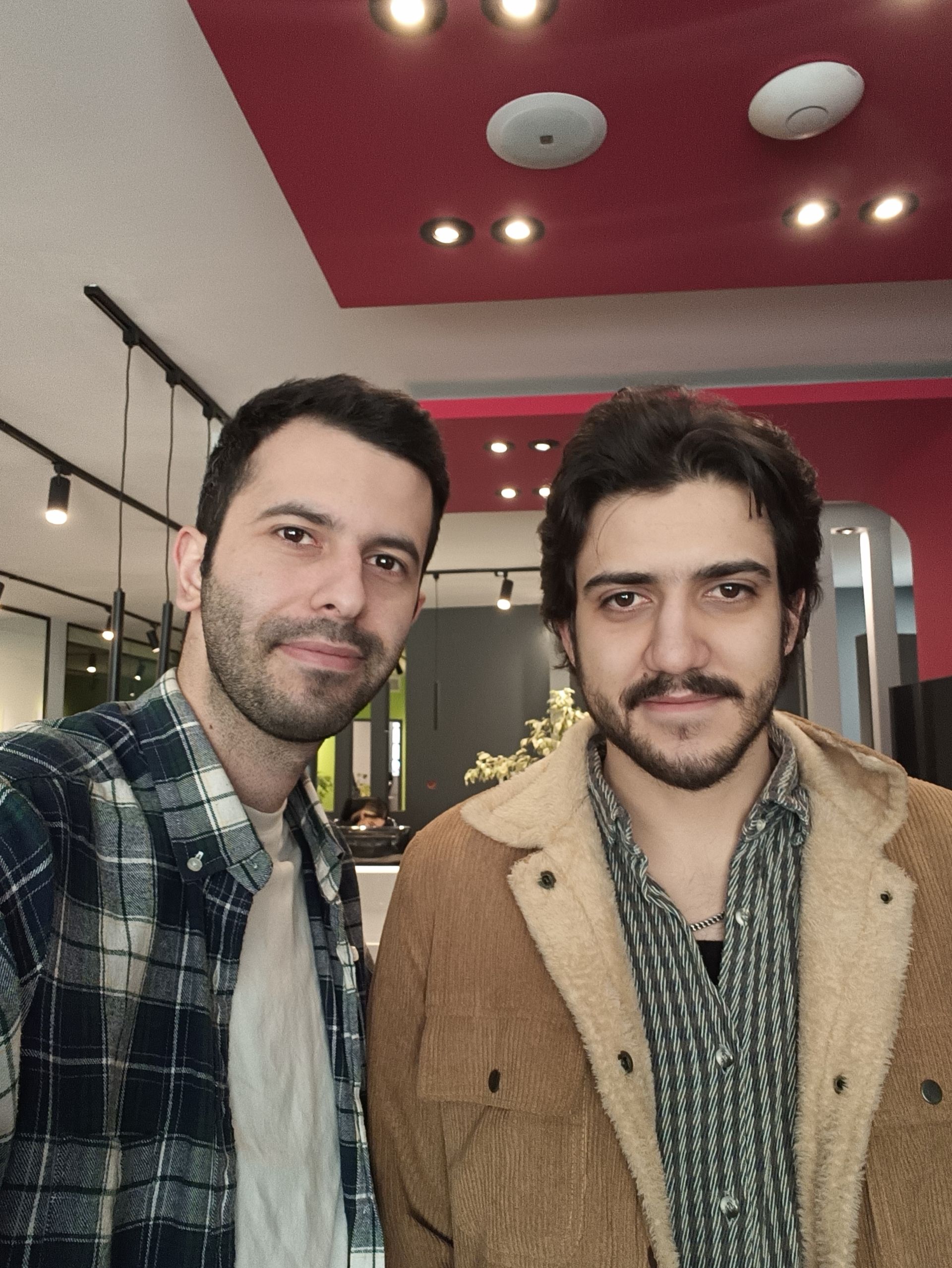 عکس سلفی بهزاد و هادی در دفتر زومیت