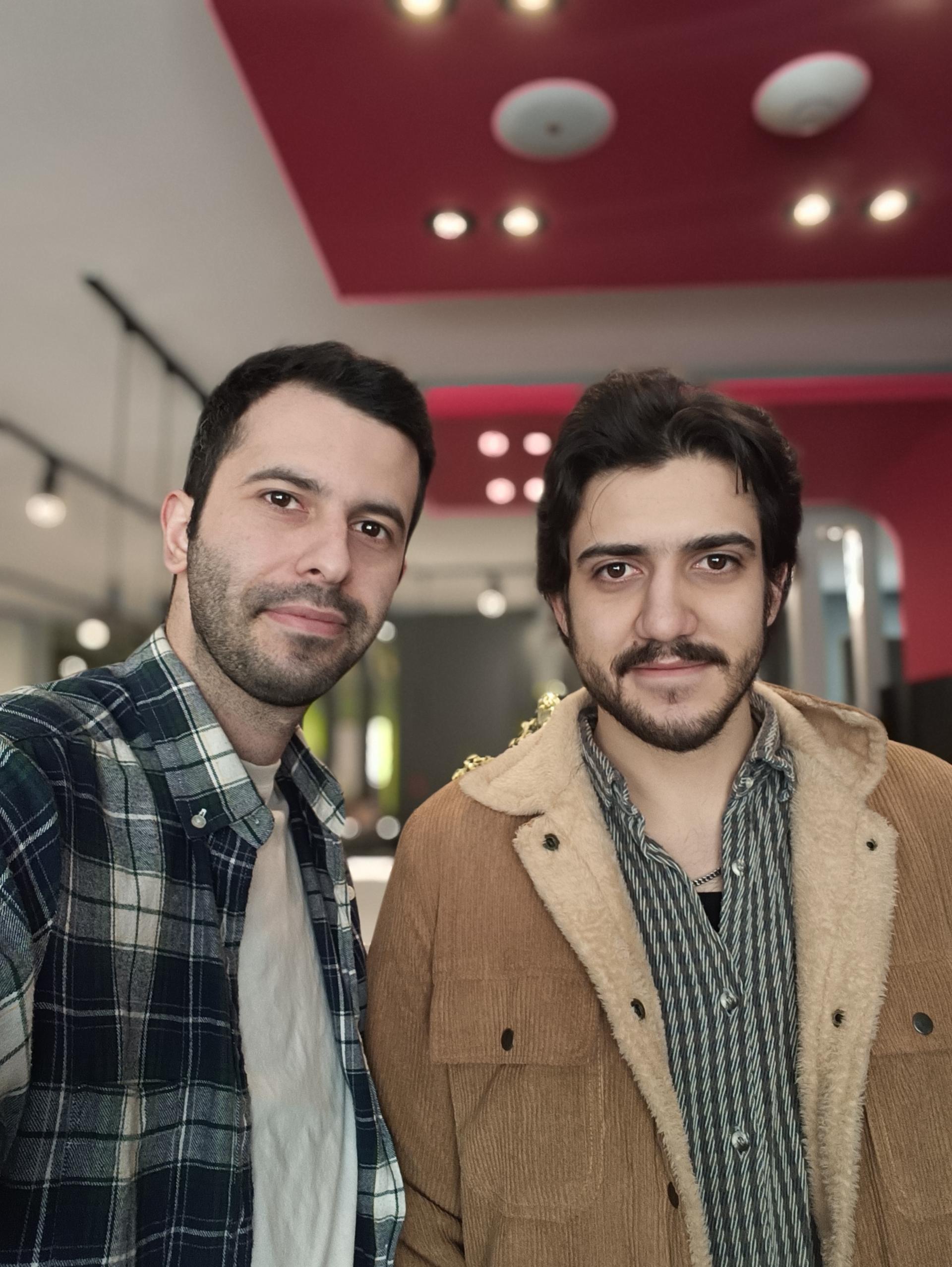 عکس سلفی پرتره هادی و بهزاد در دفتر زومیت