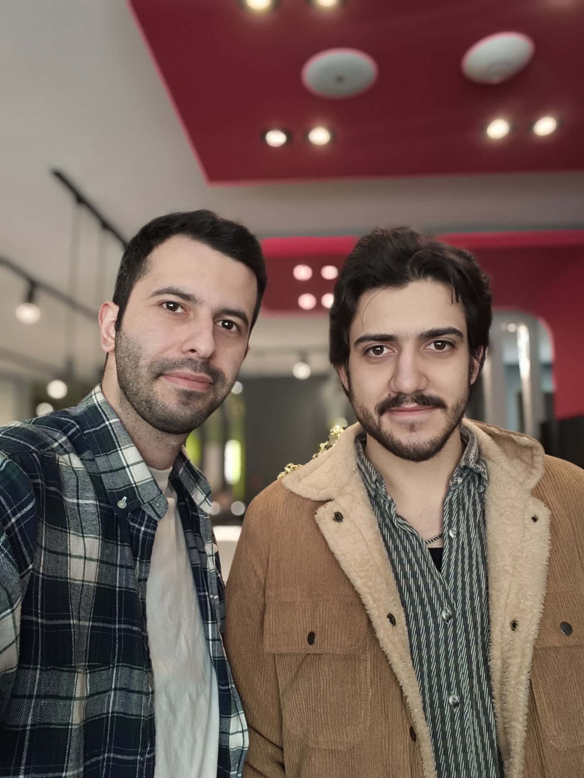 عکس سلفی پرتره هادی و بهزاد در دفتر زومیت