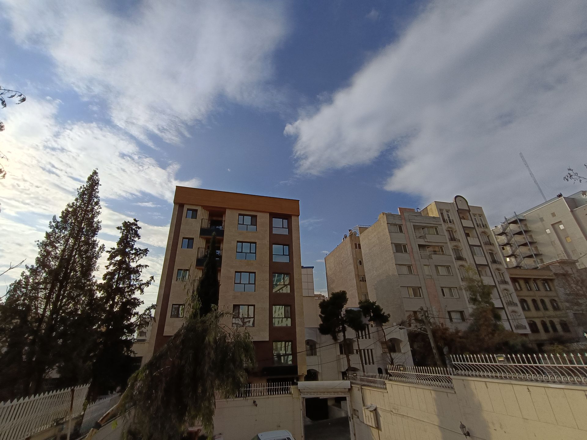 نمایی از ساختمانی در کوچه ارمغان جردن