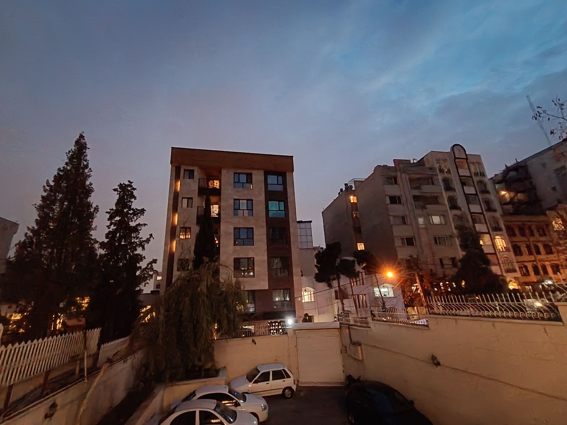 ساختمان‌های جردن در هوای گرگ و میش شب