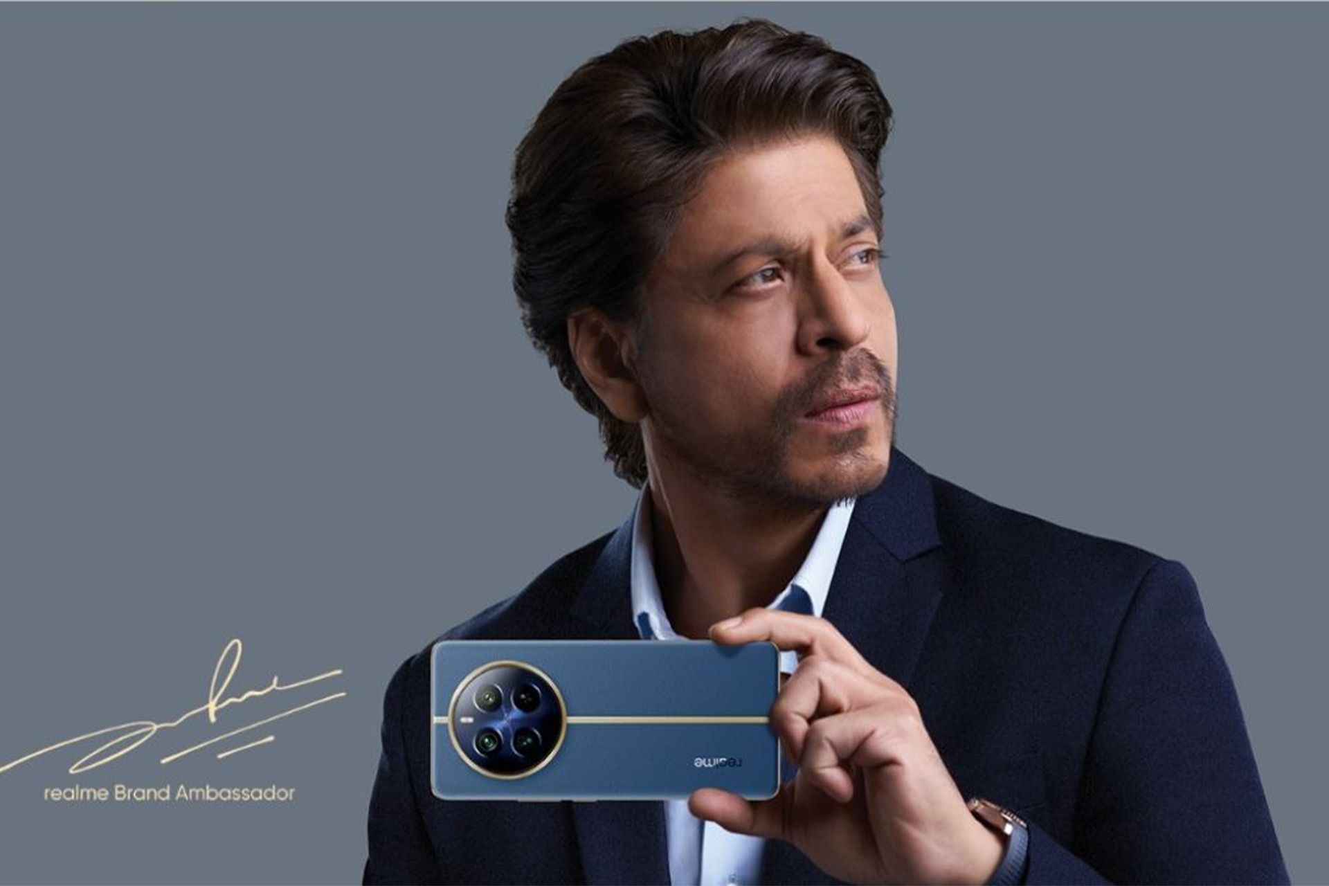 گوشی ریلمی ۱۲ پرو رنگ آبی در دستان شاهرخ خان