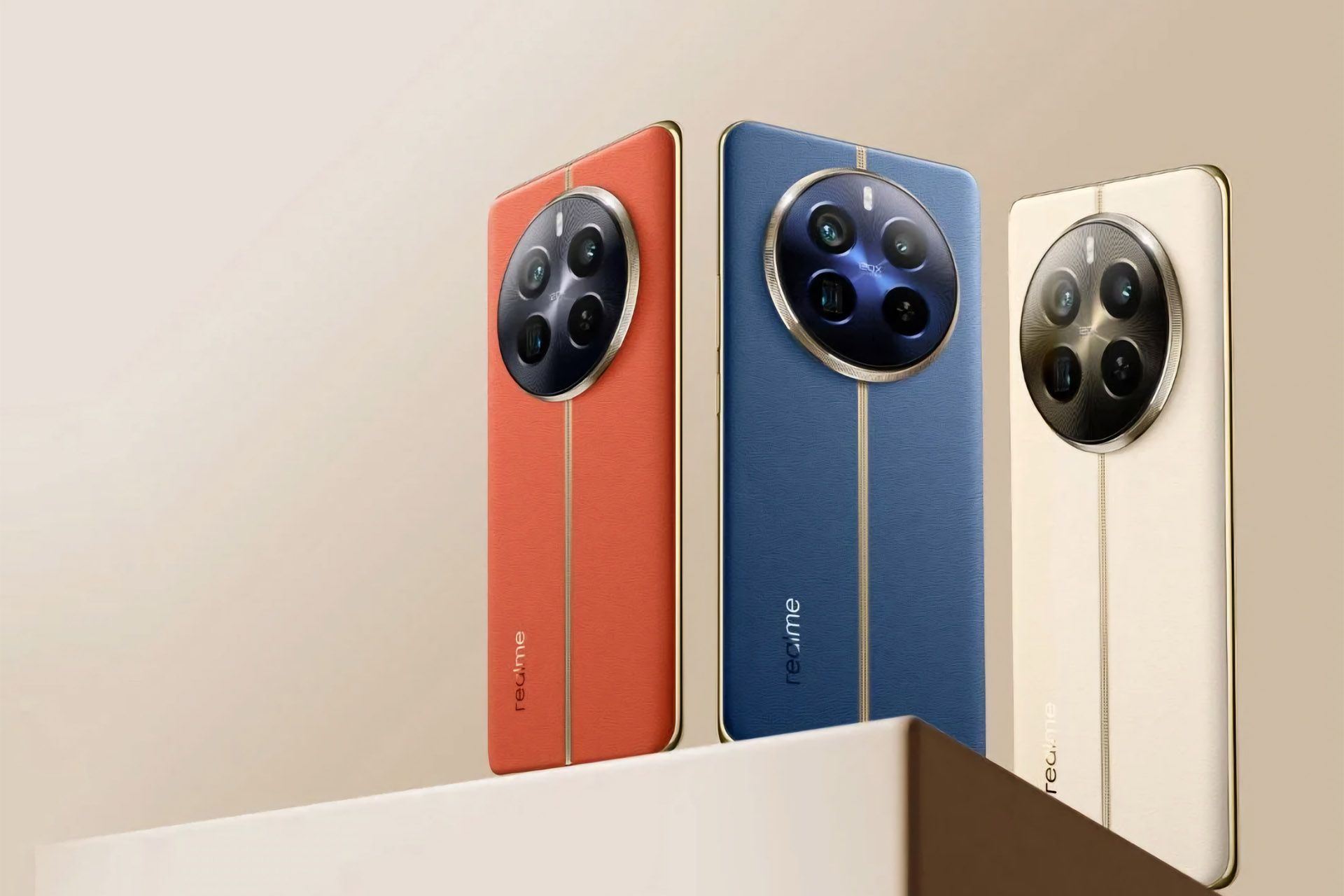 گوشی‌های سری ریلمی ۱۲ پرو در سه رنگ مختلف کنار یکدیگر