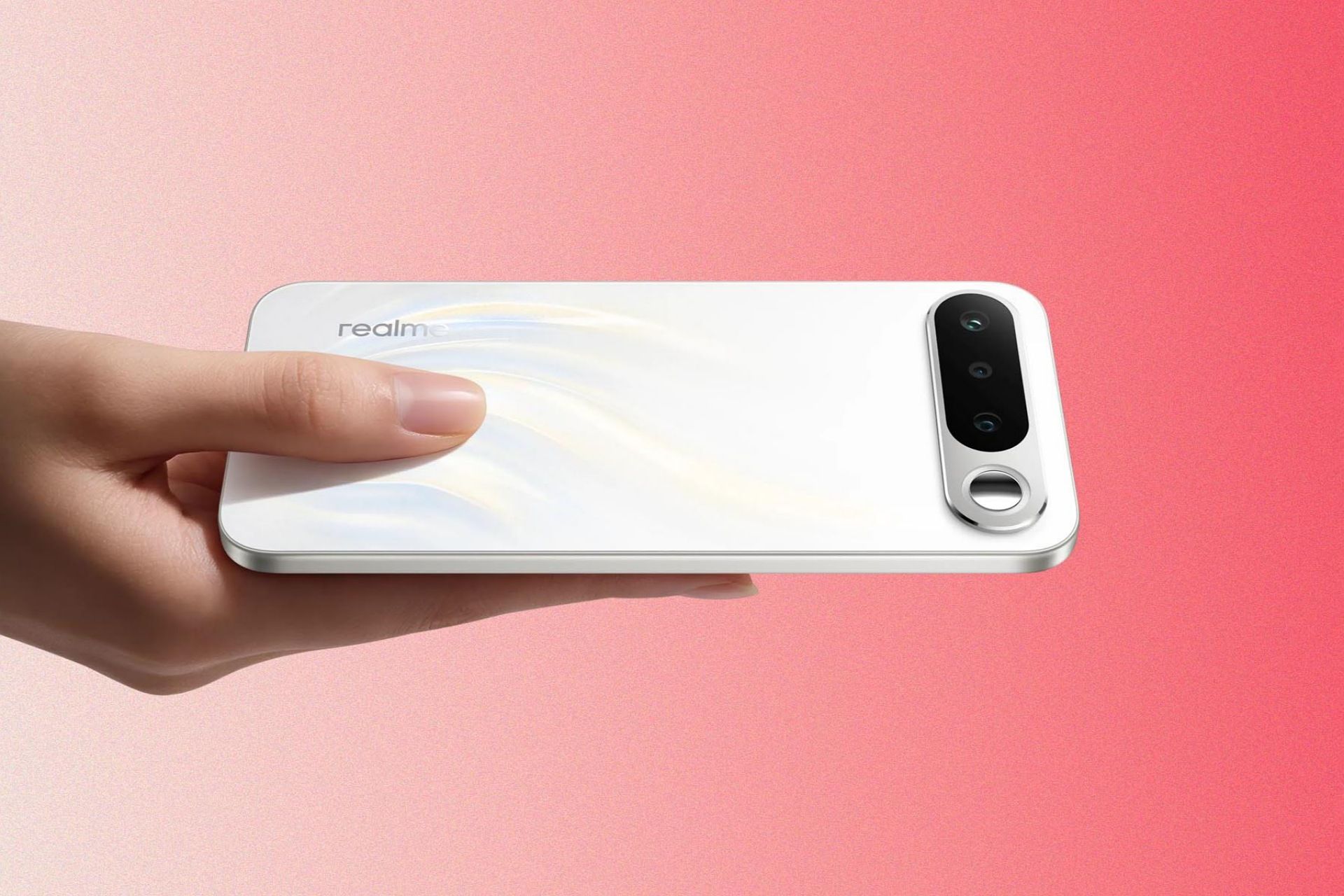 گوشی ریلمی ۱۶ در دست کاربر