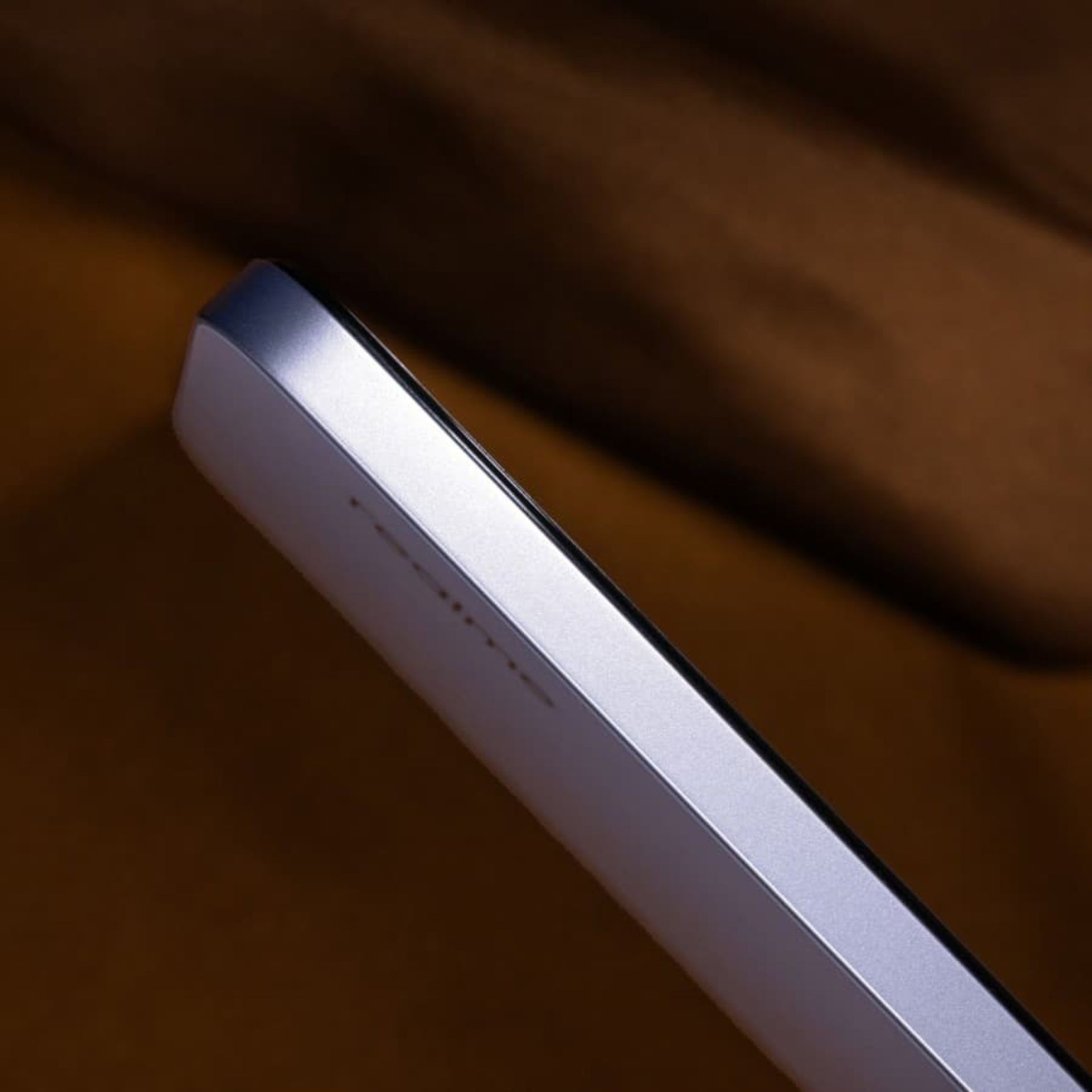 نمایی از فریم گوشی Realme C65 به رنگ بنفش کم رنگ