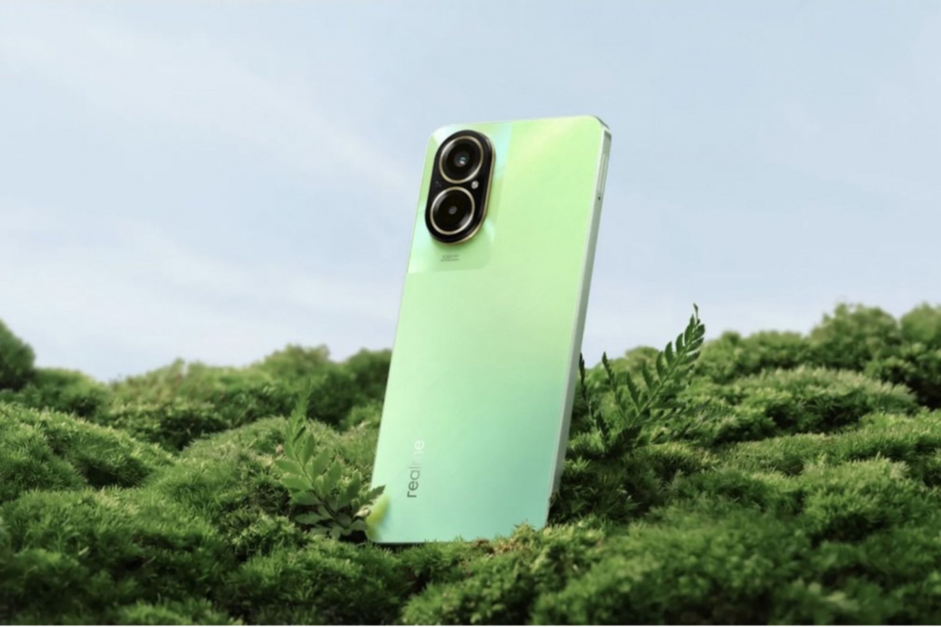 گوشی ریلمی c67 4g به رنگ سبز روشن در طبیعت