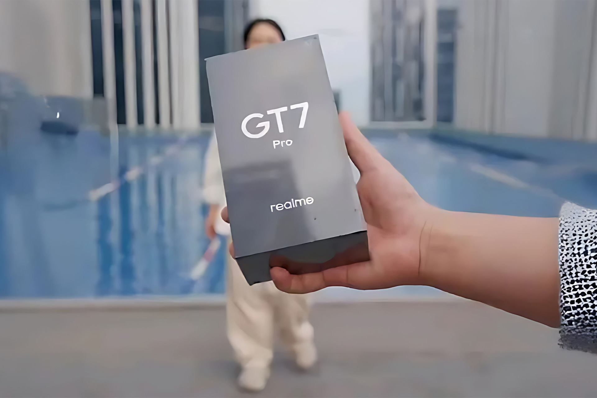 تماشا کنید: جعبه‌گشایی گوشی ریلمی GT7 Pro در زیر آب!